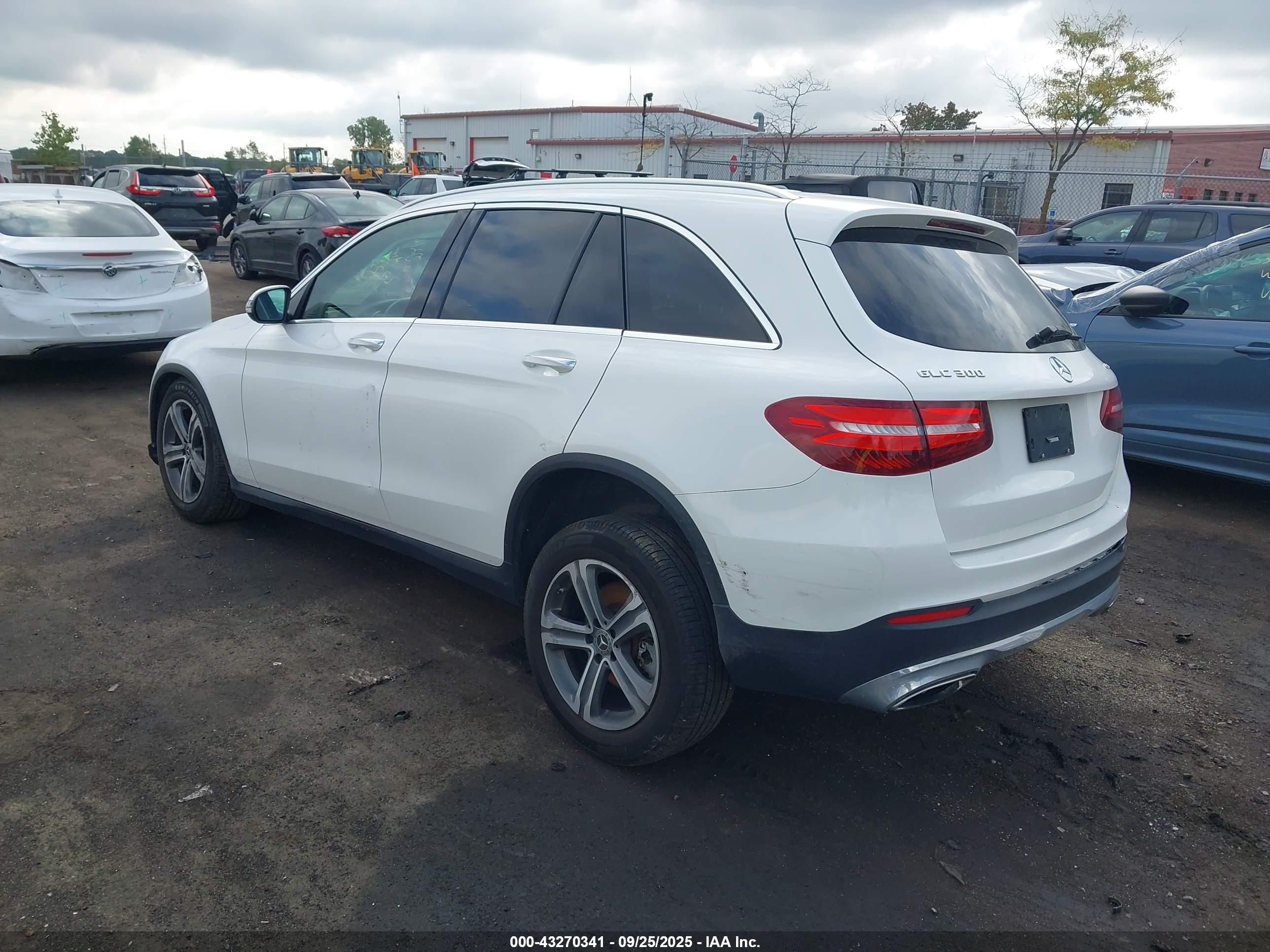 MERCEDES-BENZ GLC image 3