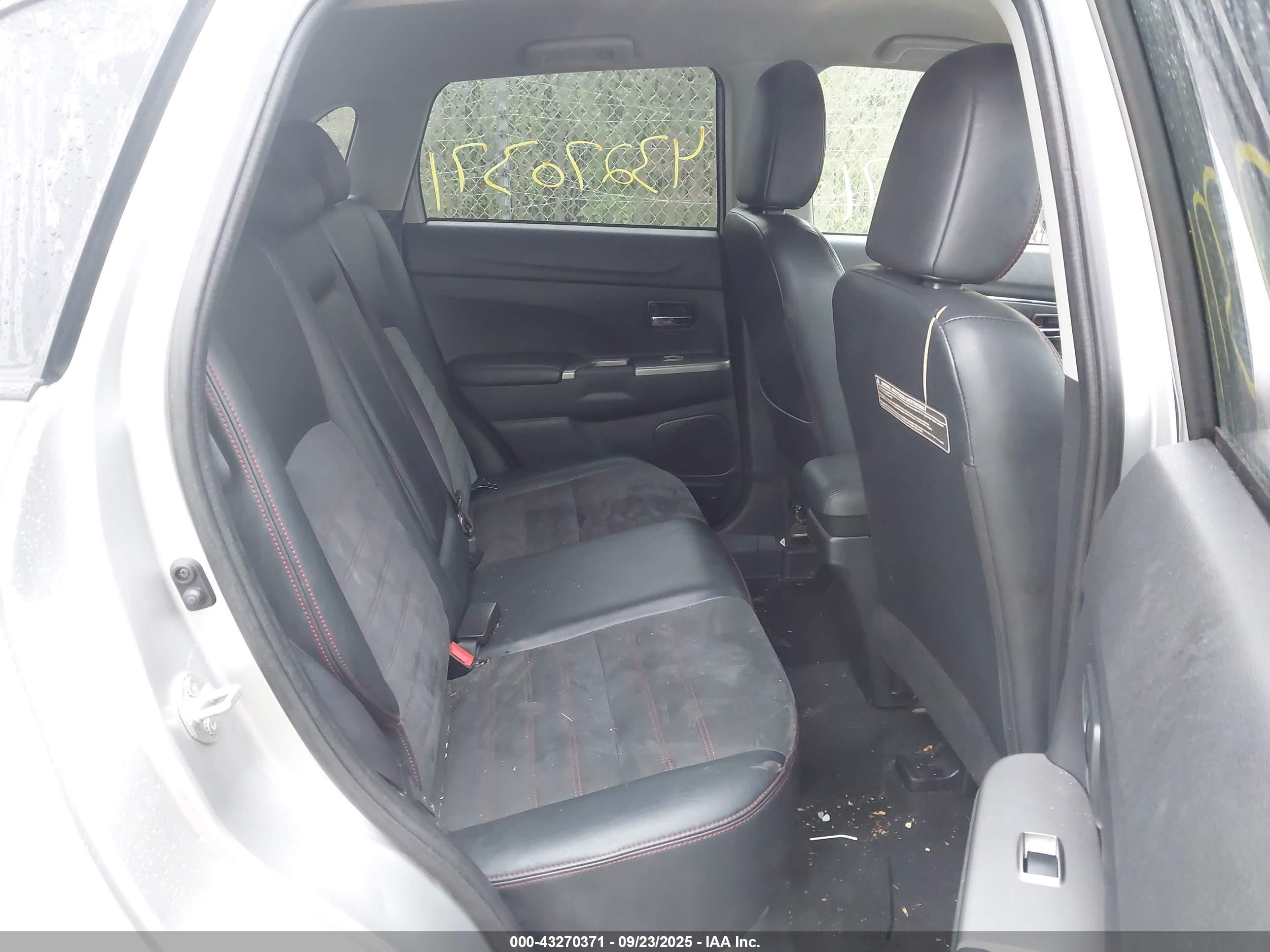 MITSUBISHI OUTLANDER image 8