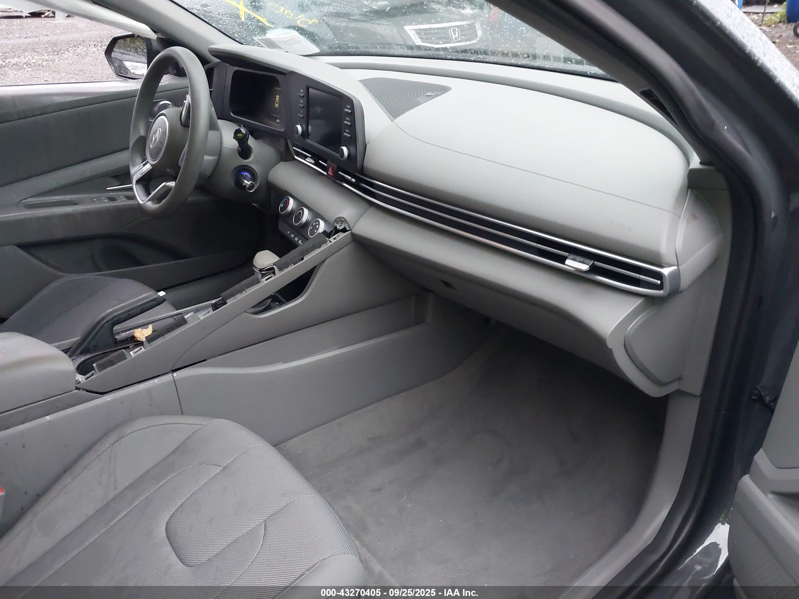 HYUNDAI ELANTRA image 5
