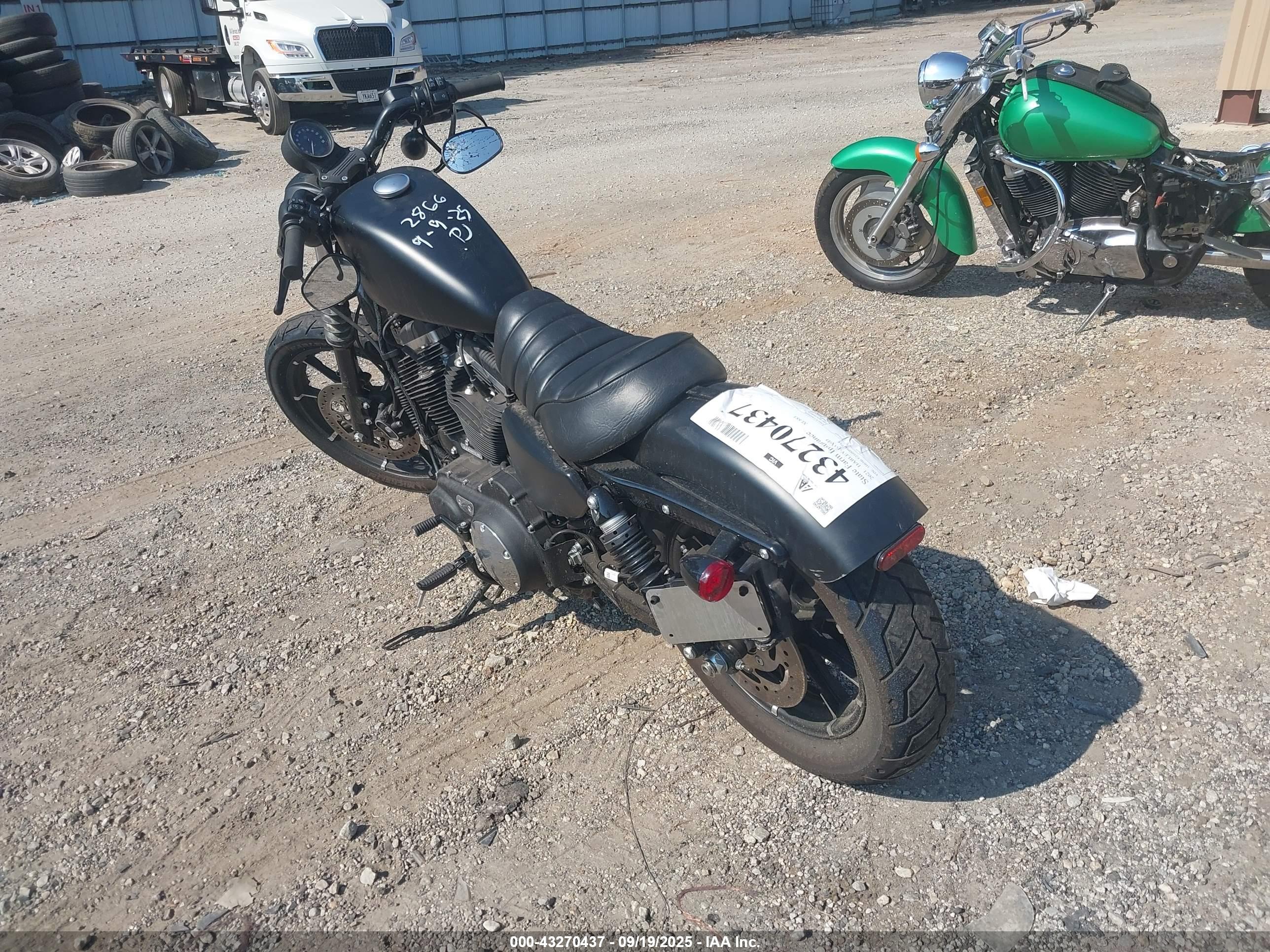 HARLEY-DAVIDSON XL883 image 4