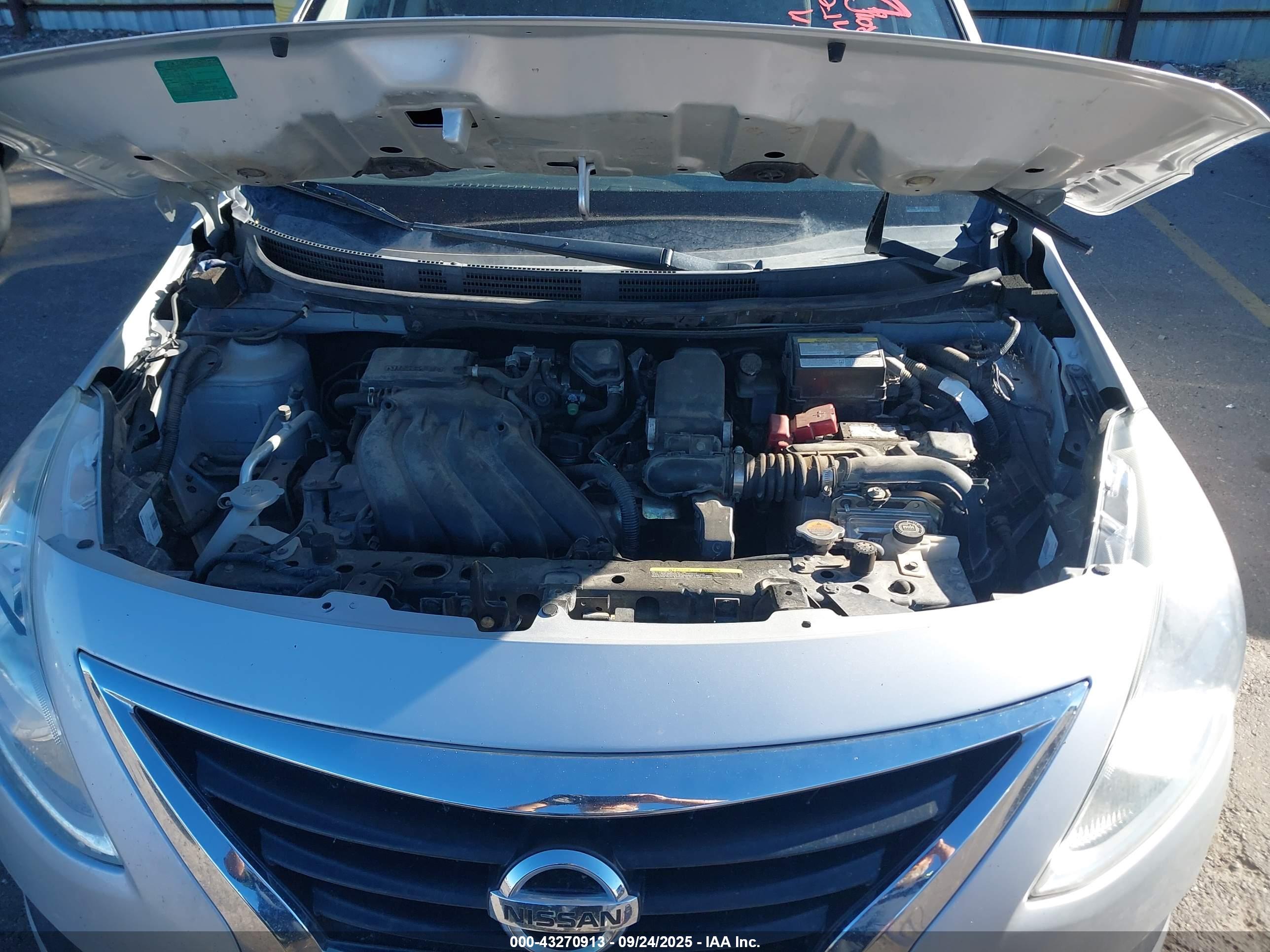 NISSAN VERSA image 10