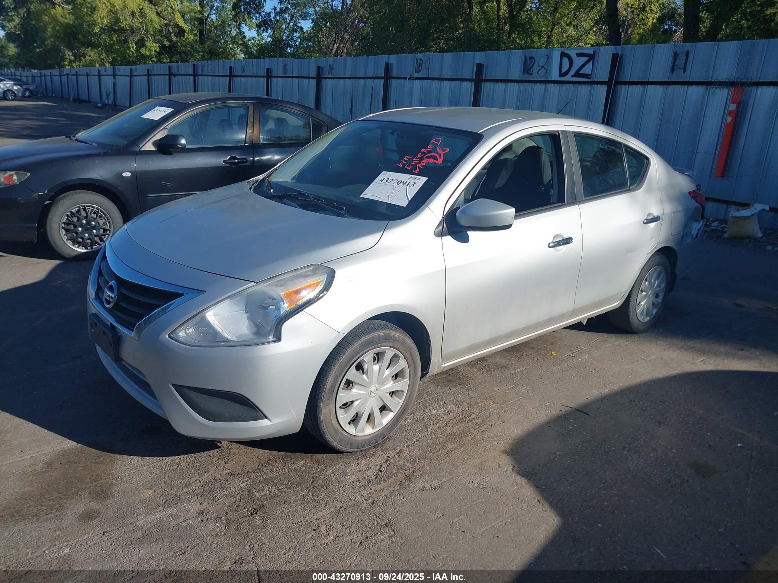 NISSAN VERSA image 2