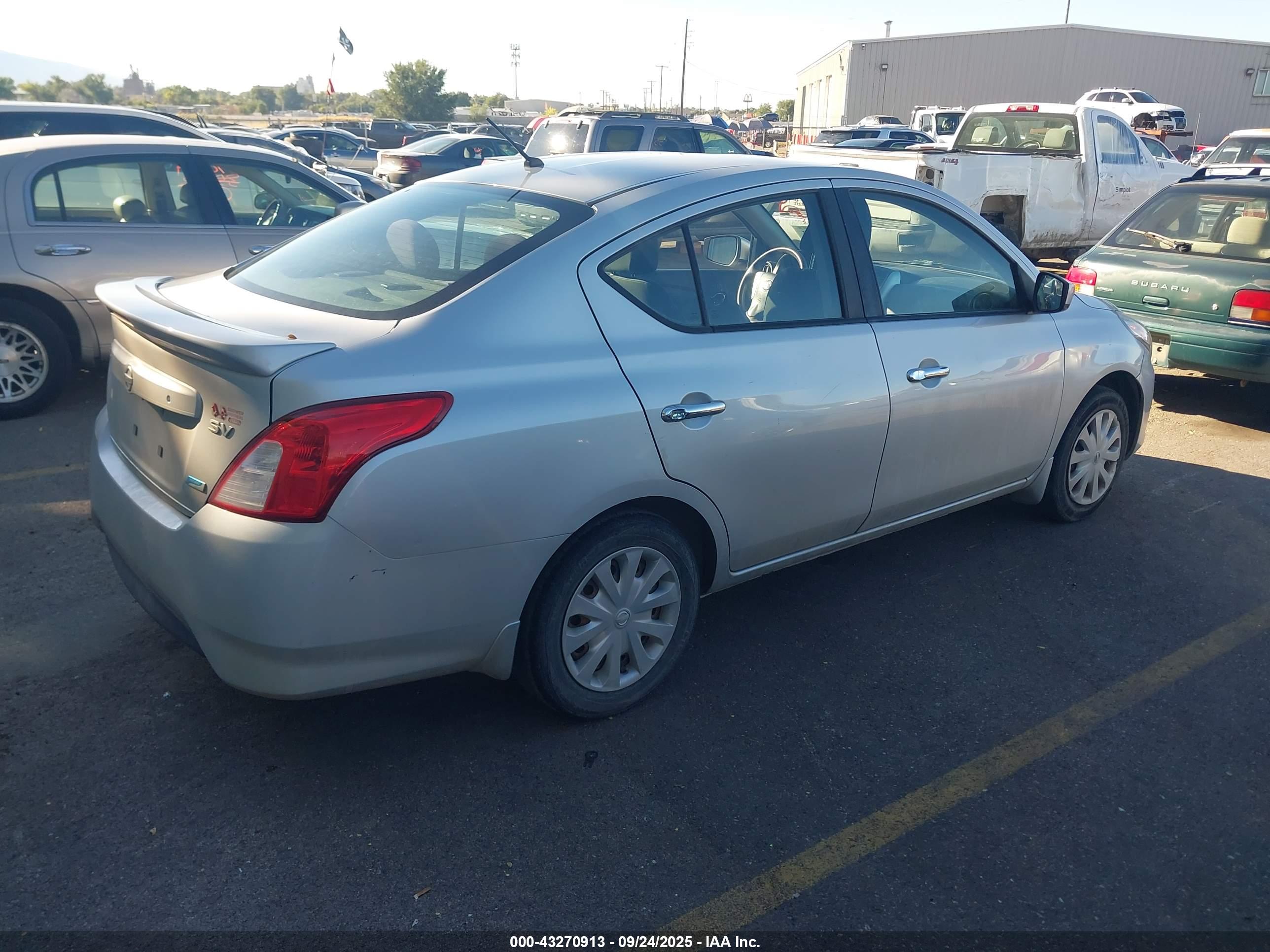 NISSAN VERSA image 4