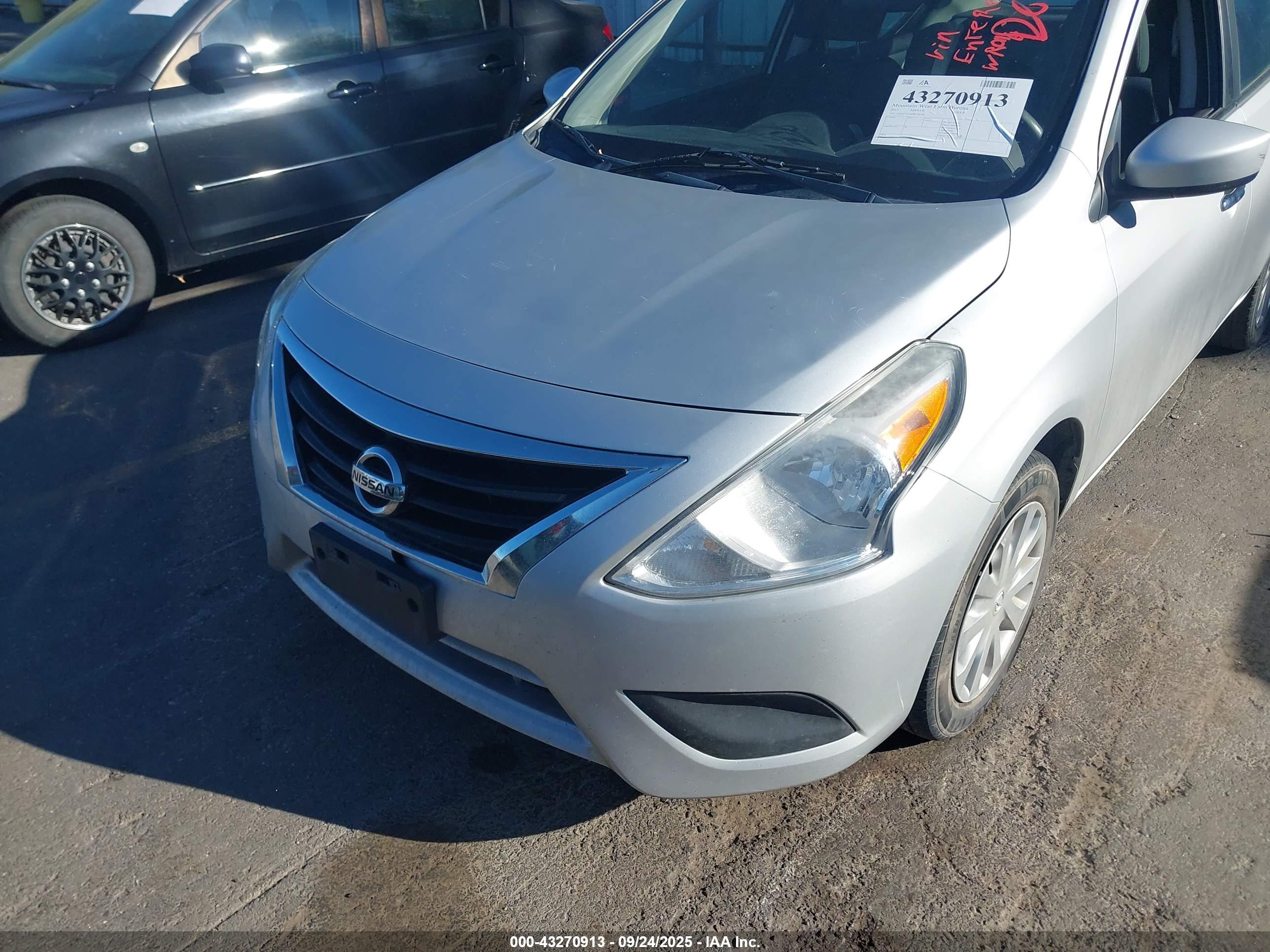 NISSAN VERSA image 6
