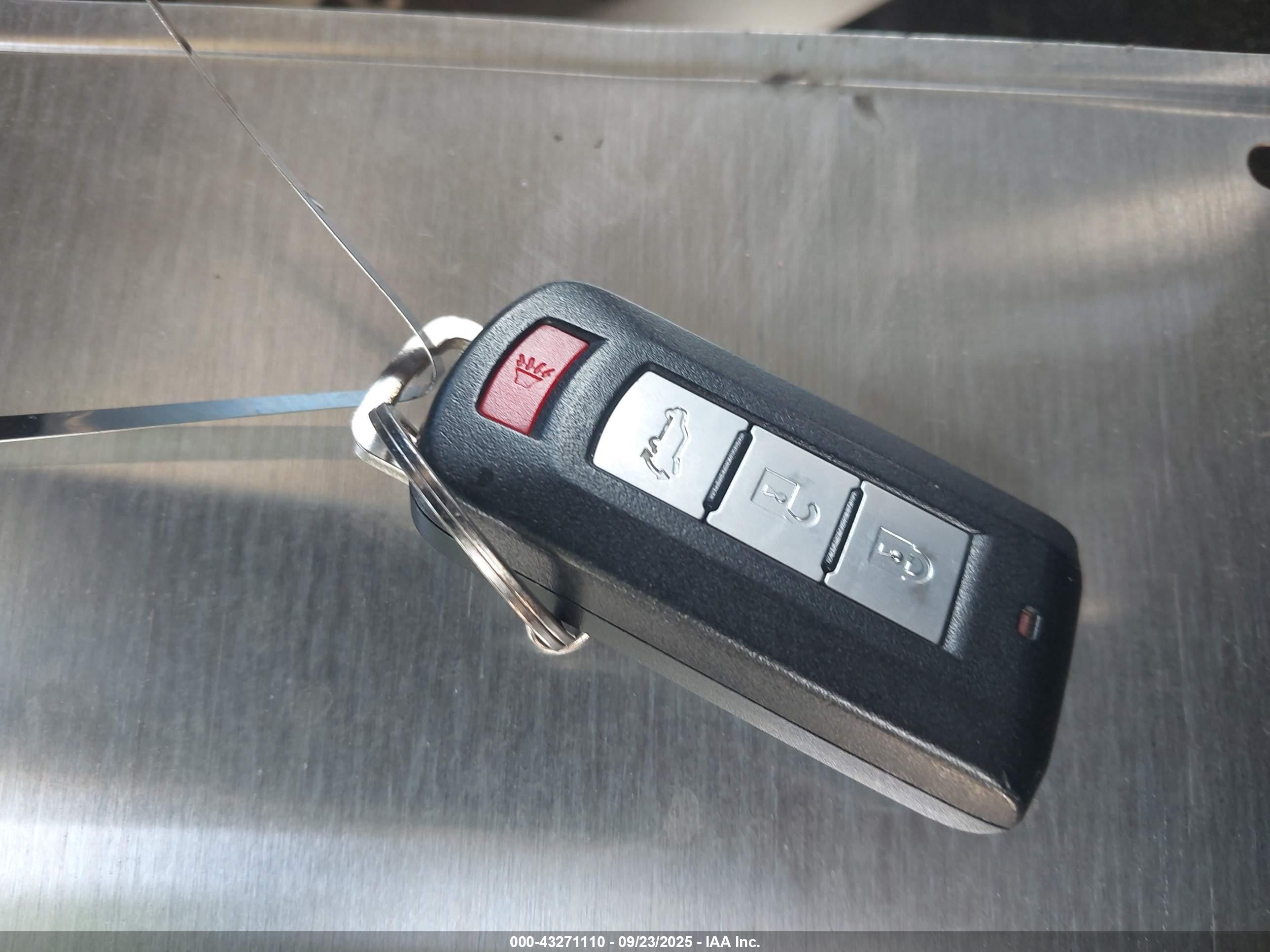 MITSUBISHI OUTLANDER image 11