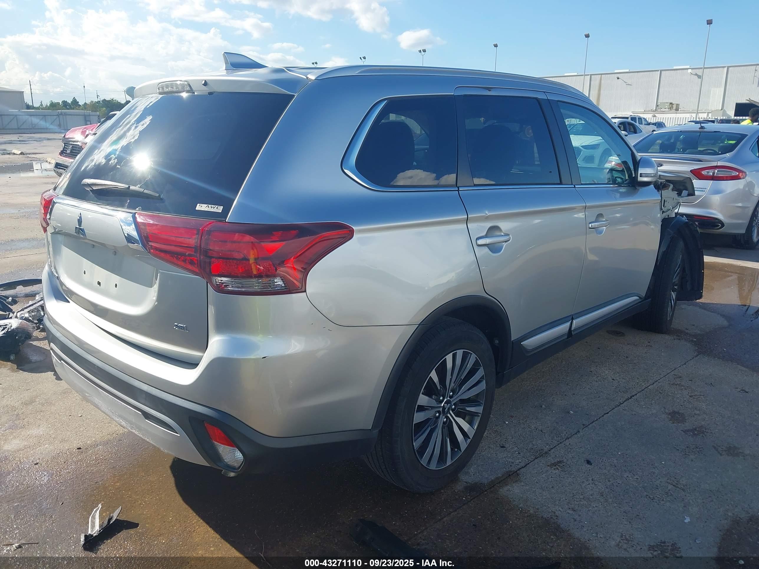 MITSUBISHI OUTLANDER image 4