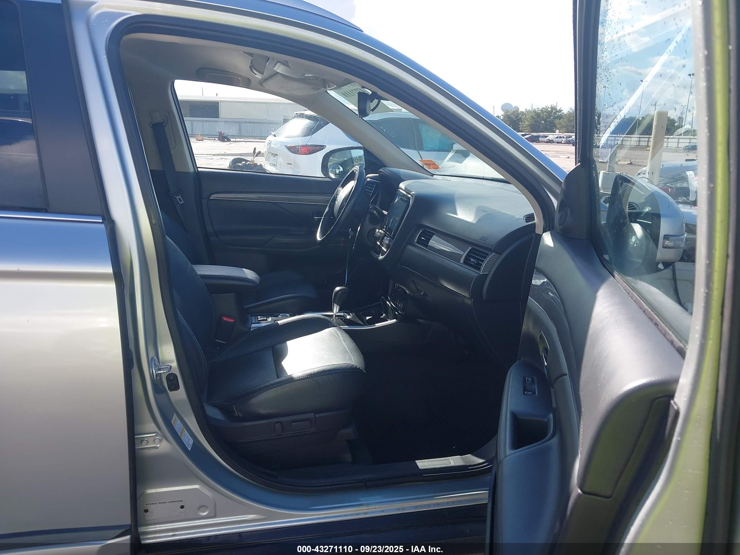 MITSUBISHI OUTLANDER image 5