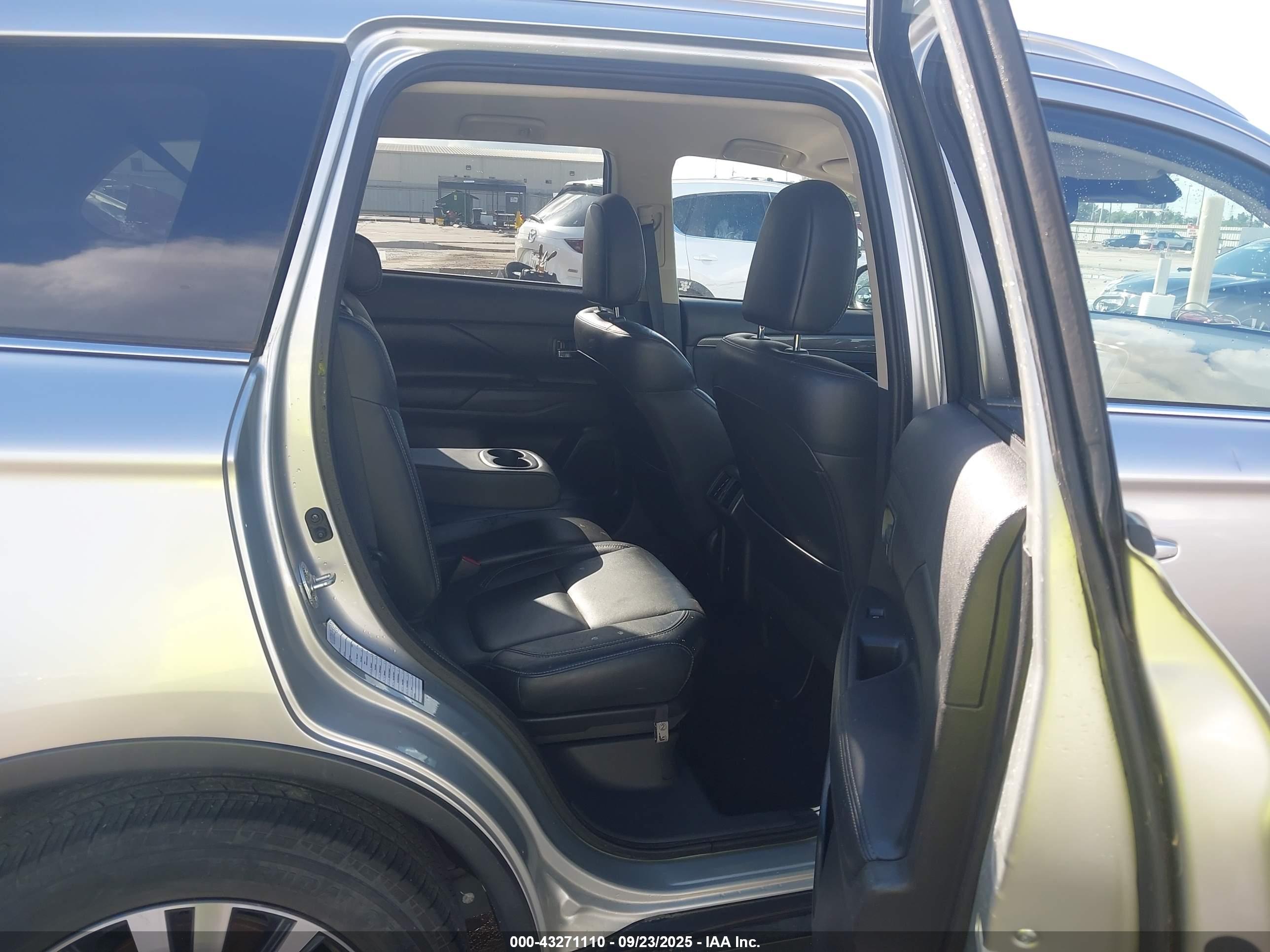 MITSUBISHI OUTLANDER image 8