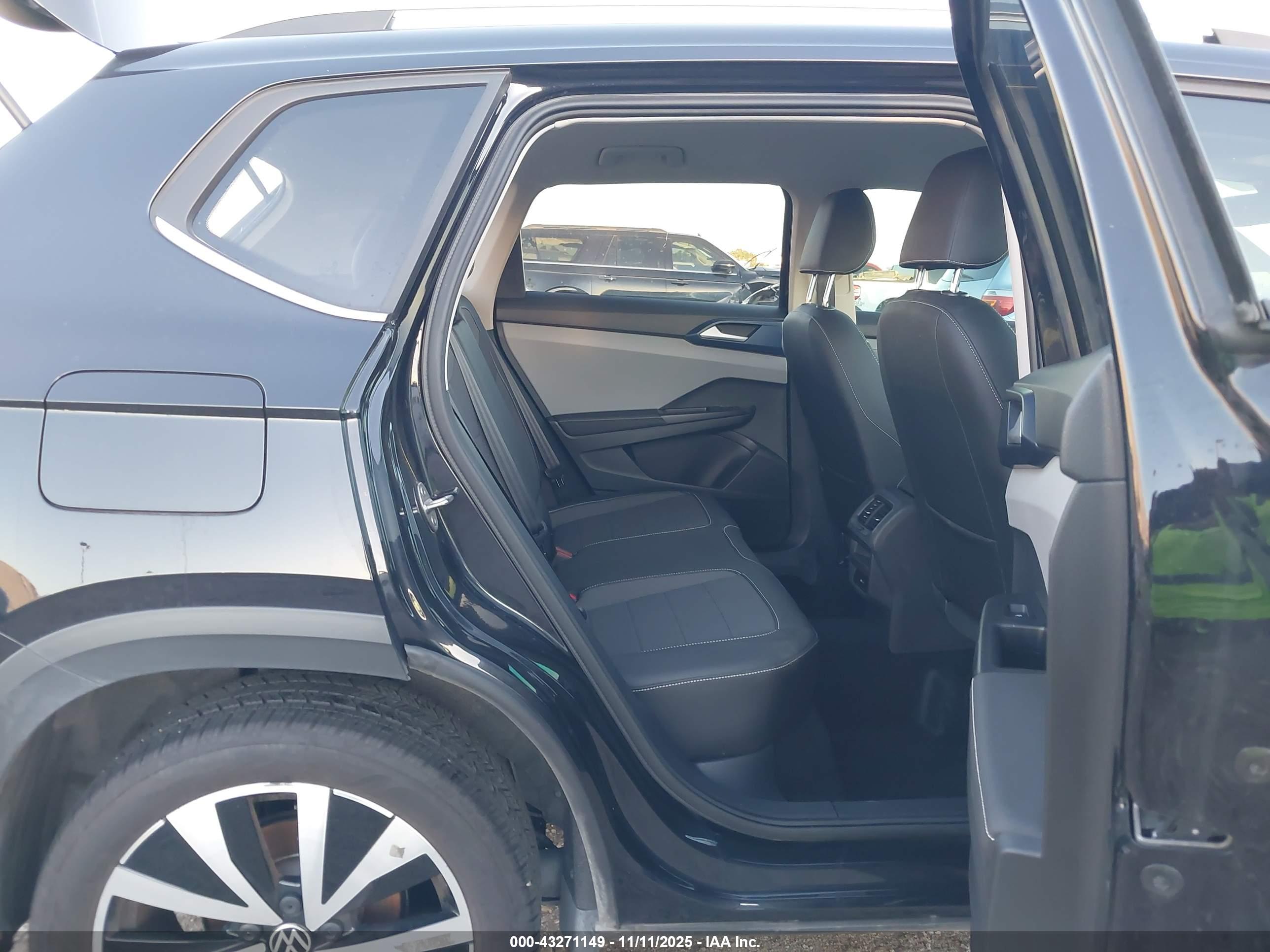 VOLKSWAGEN TAOS image 8