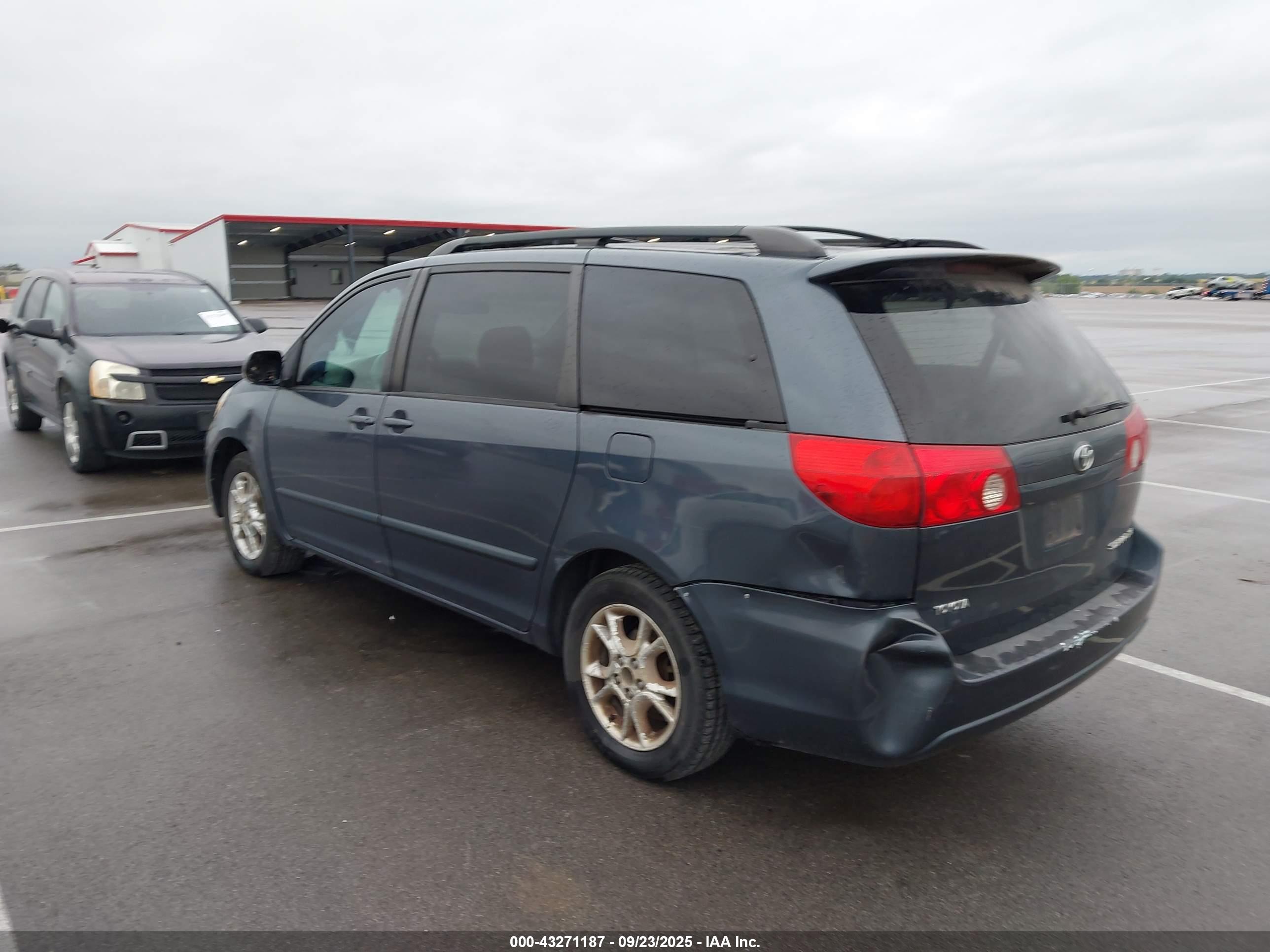 TOYOTA SIENNA image 3