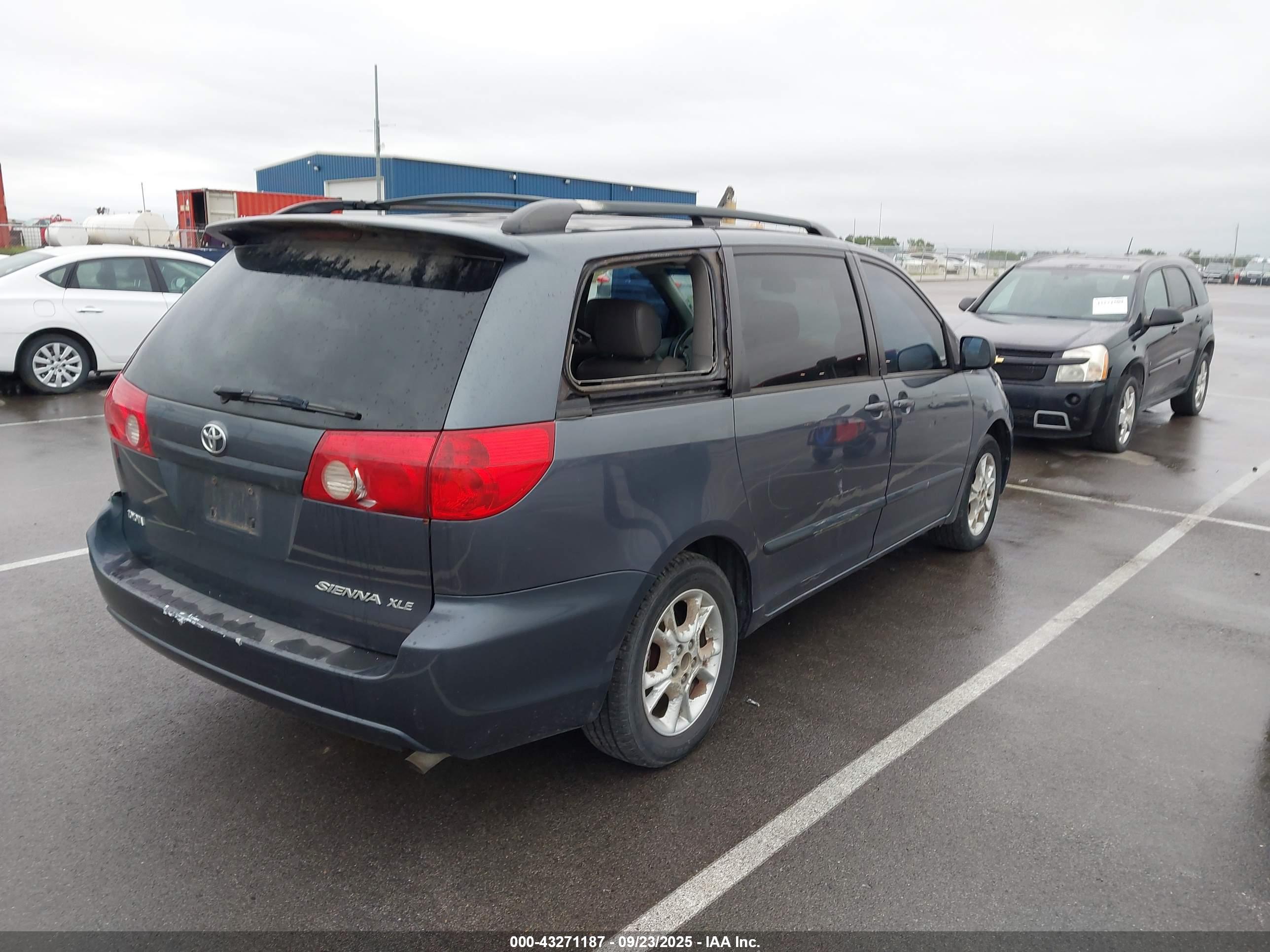TOYOTA SIENNA image 4