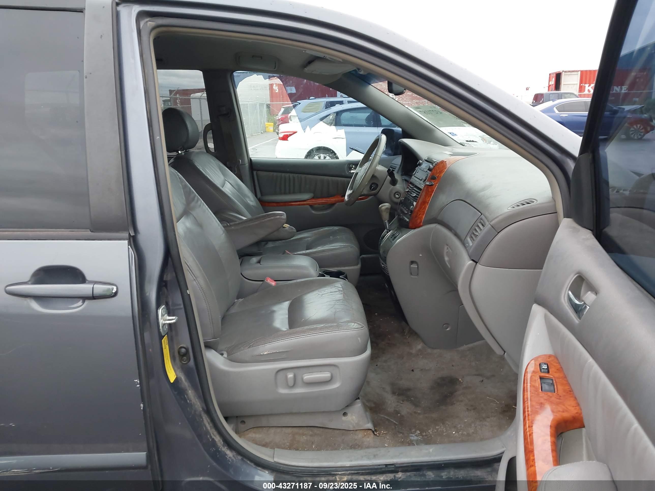 TOYOTA SIENNA image 5