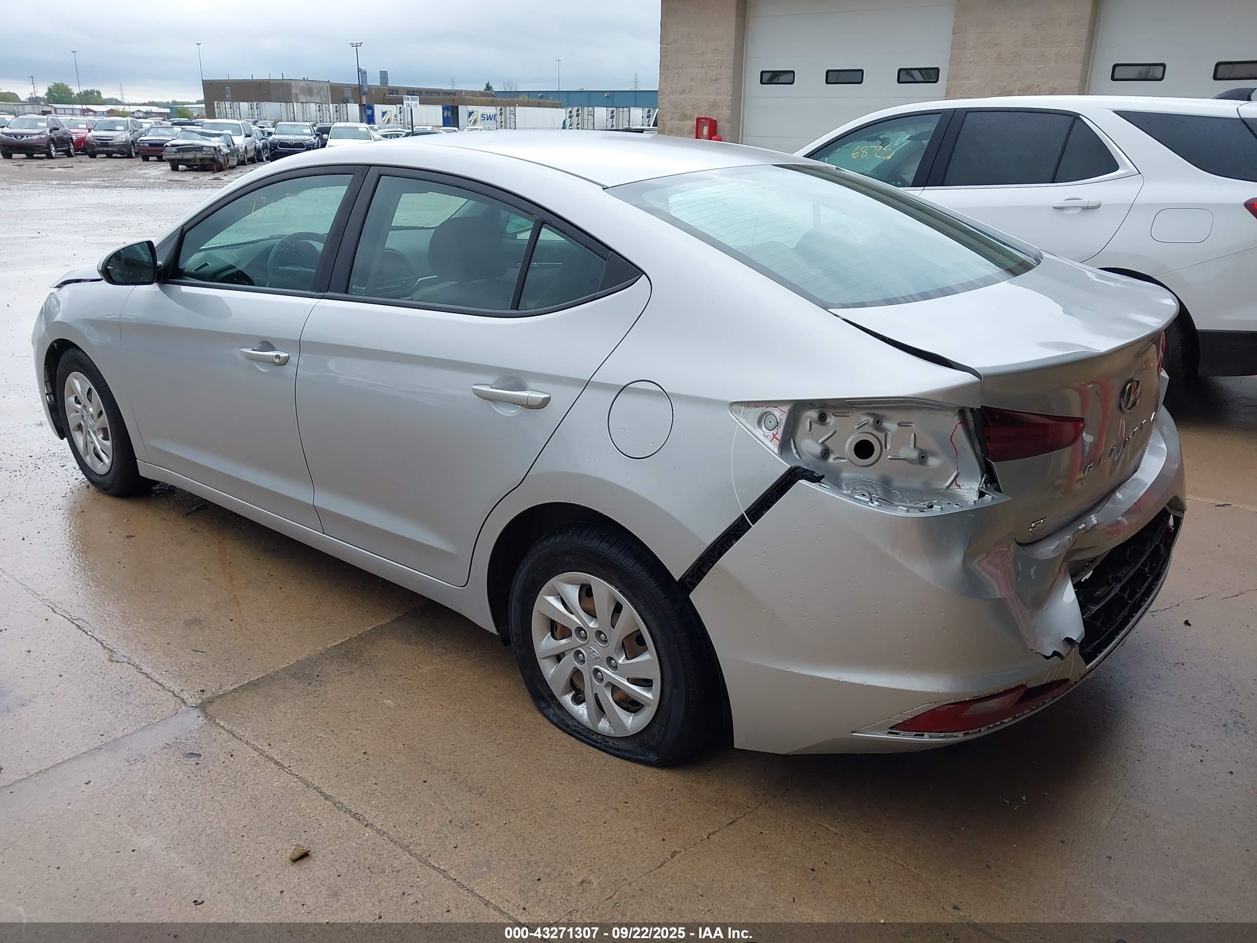 HYUNDAI ELANTRA image 3