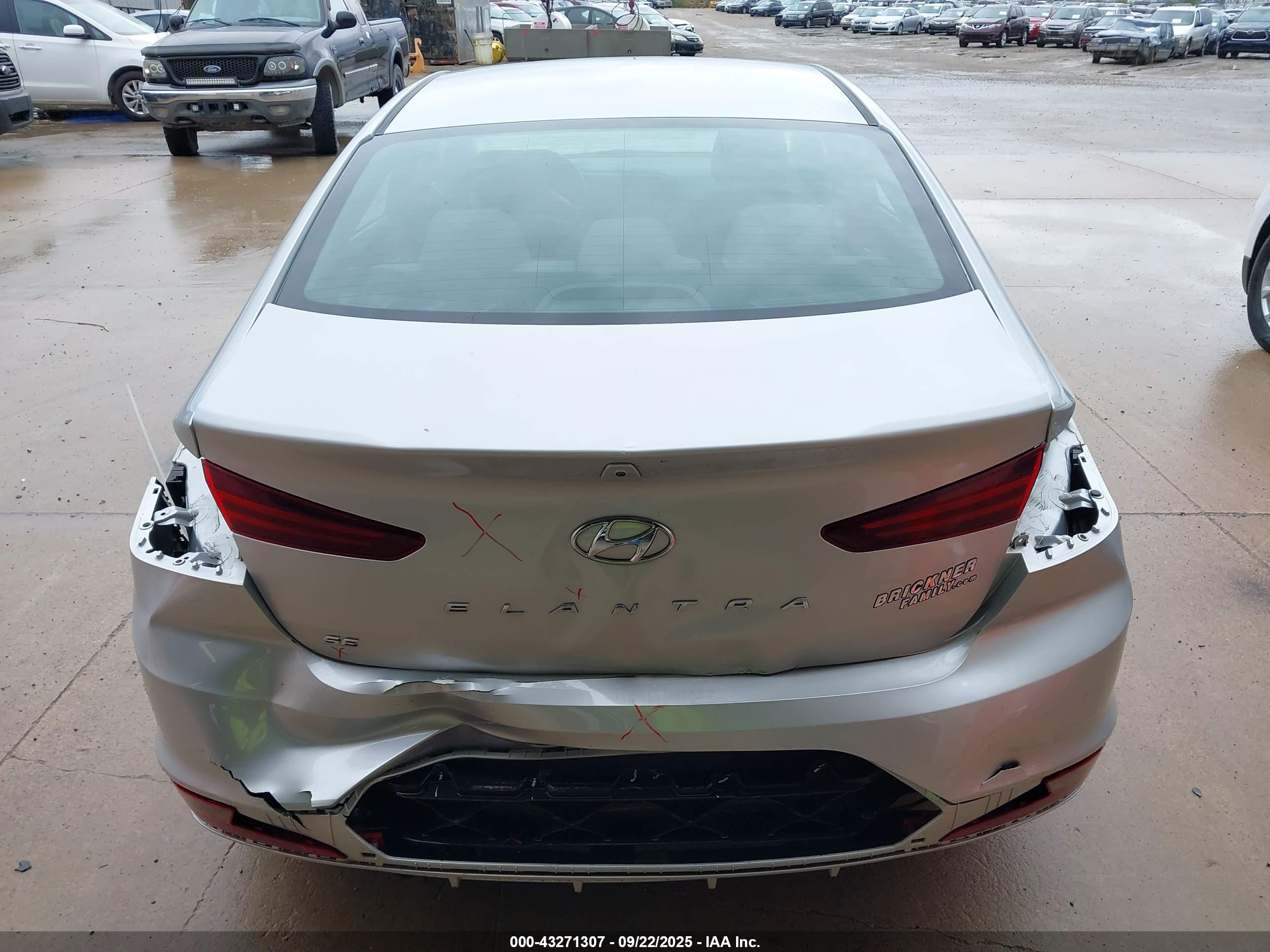 HYUNDAI ELANTRA image 6