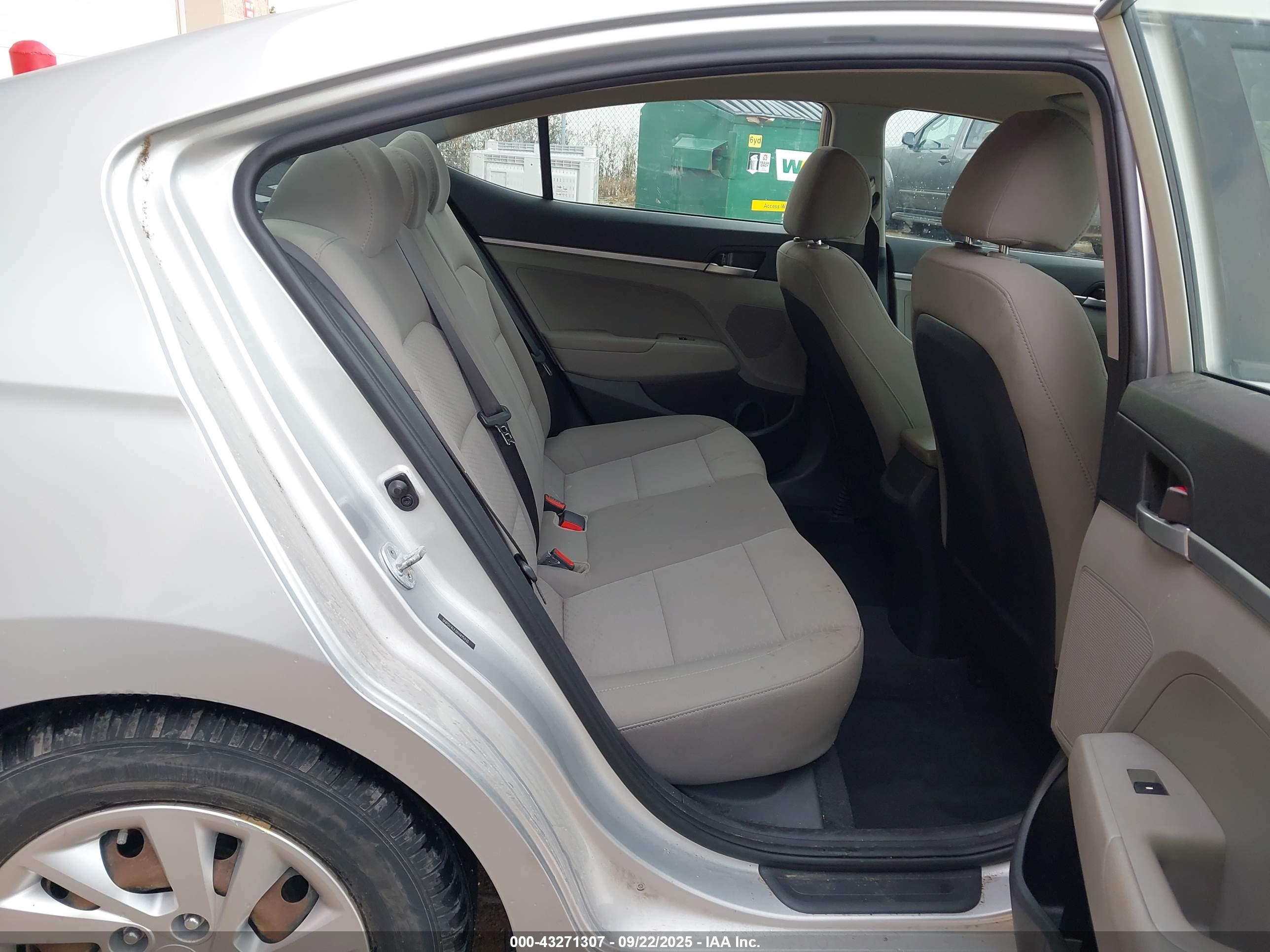 HYUNDAI ELANTRA image 8