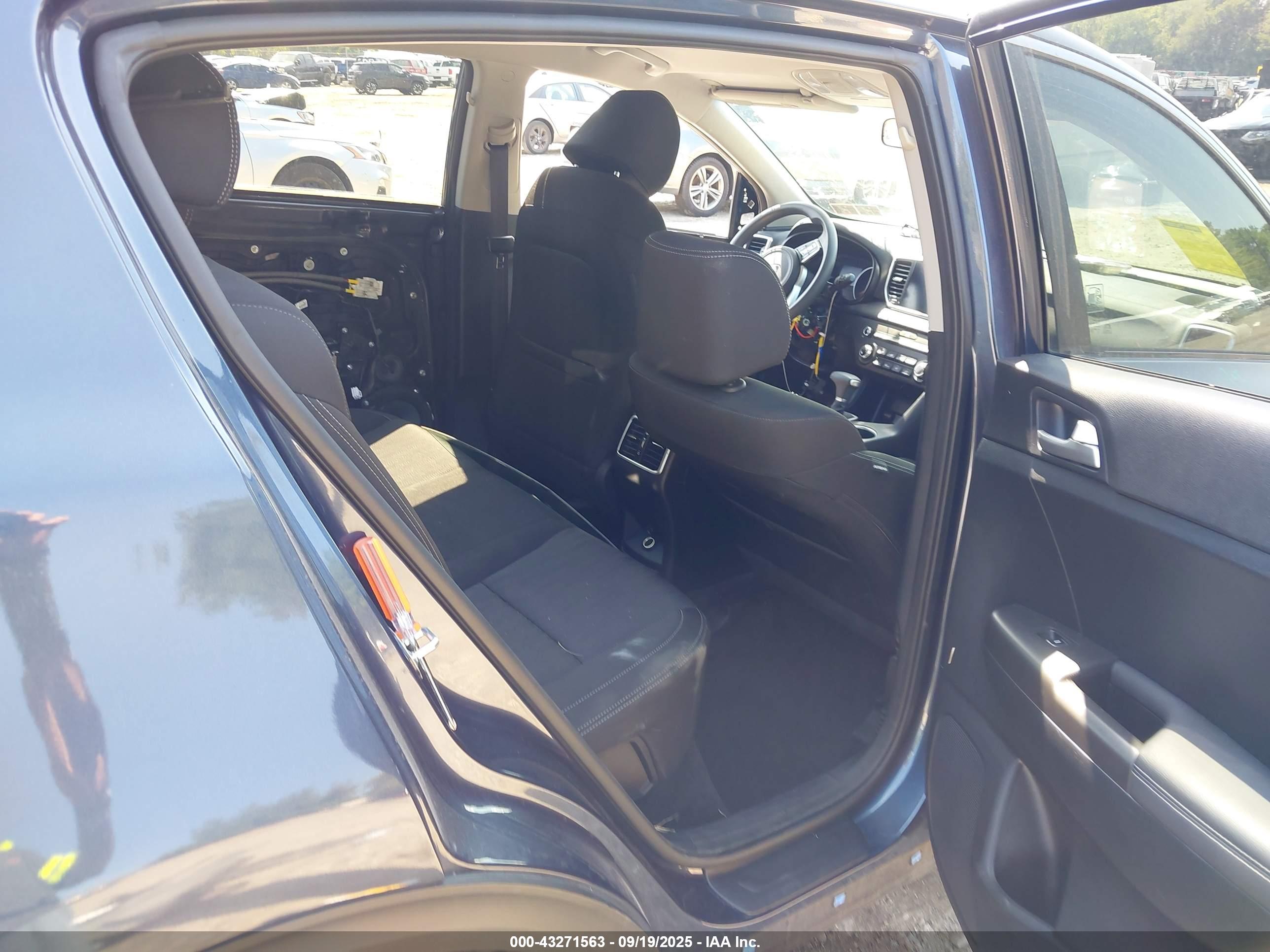KIA SPORTAGE image 8