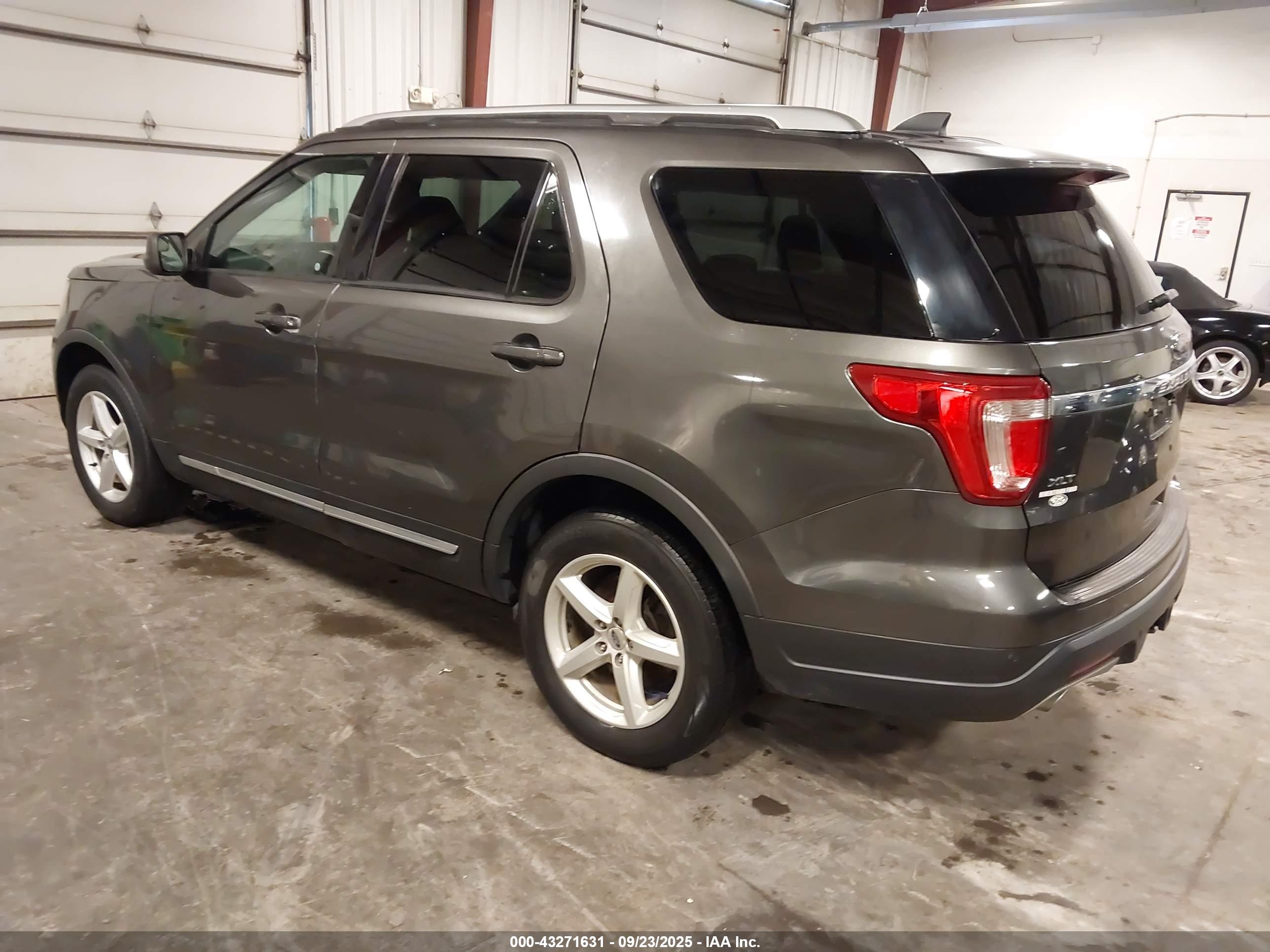 FORD EXPLORER image 3