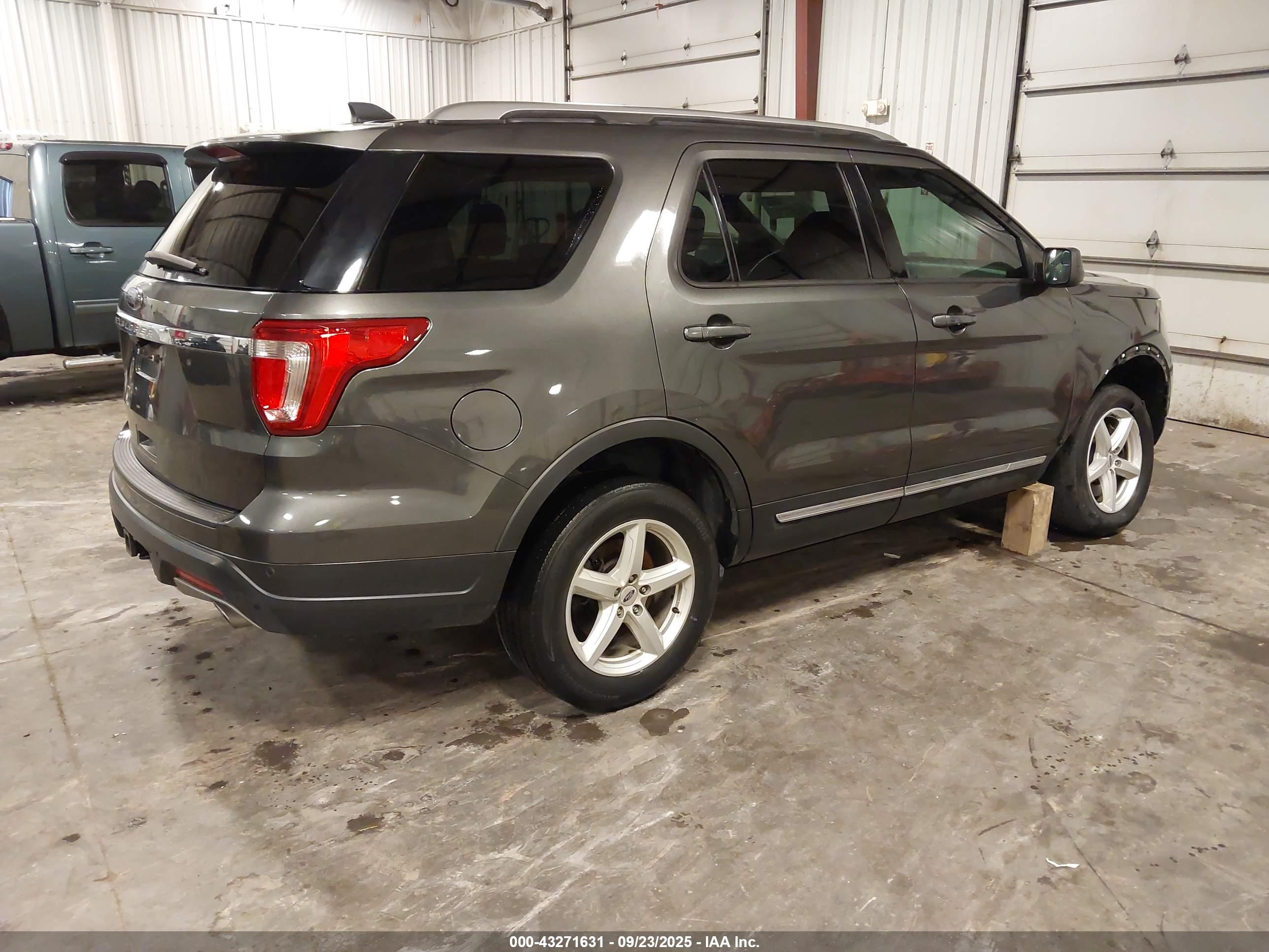 FORD EXPLORER image 4