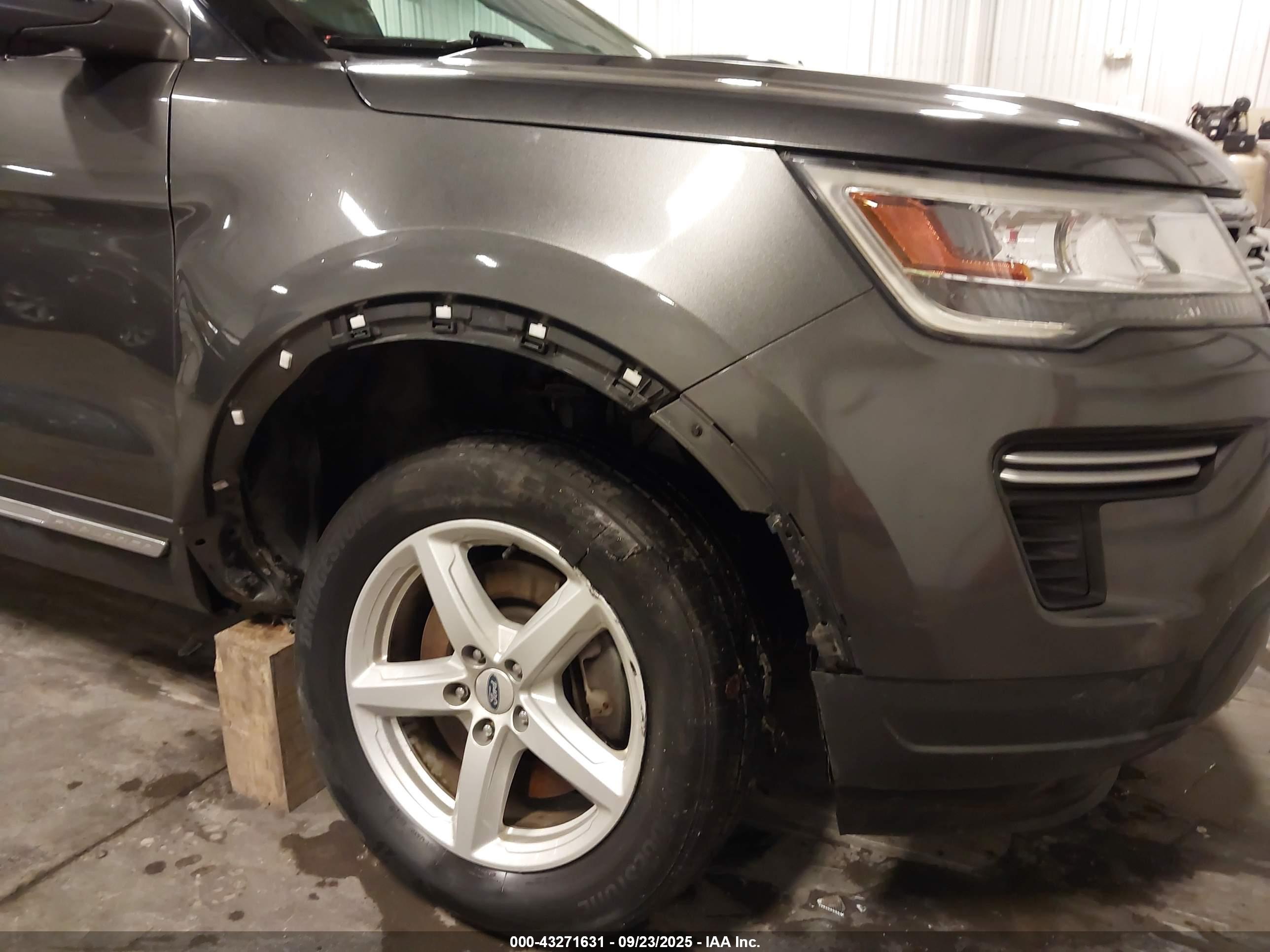 FORD EXPLORER image 6