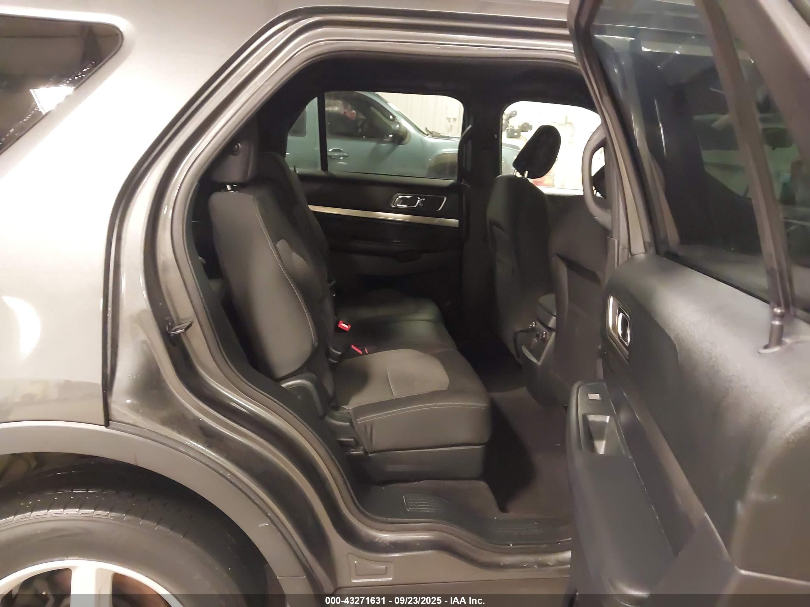 FORD EXPLORER image 8
