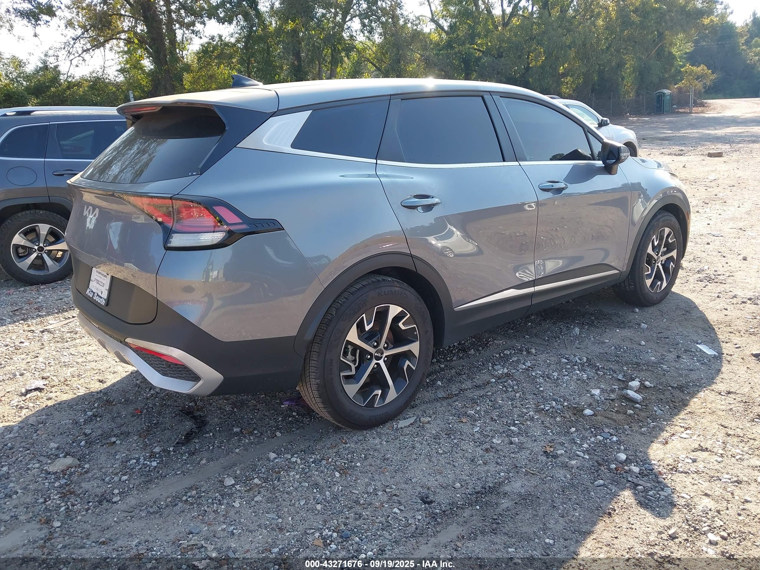KIA SPORTAGE image 4