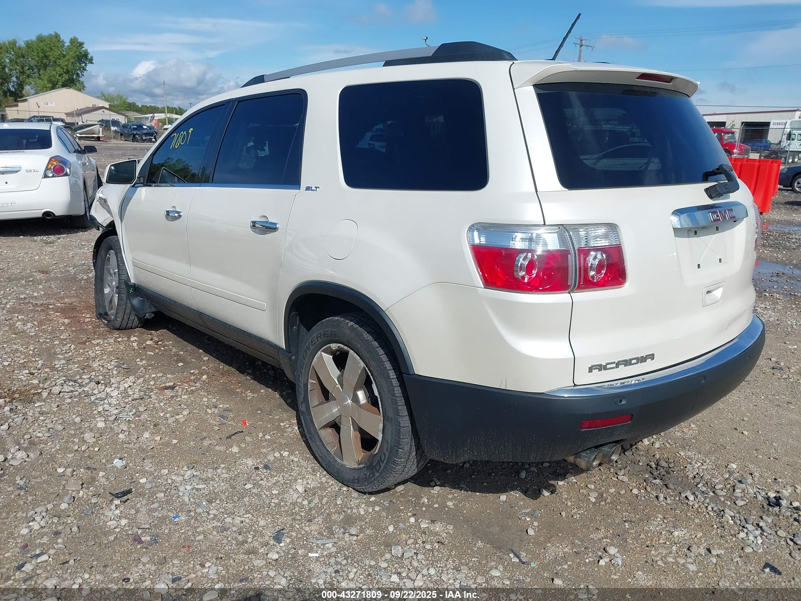GMC ACADIA image 3