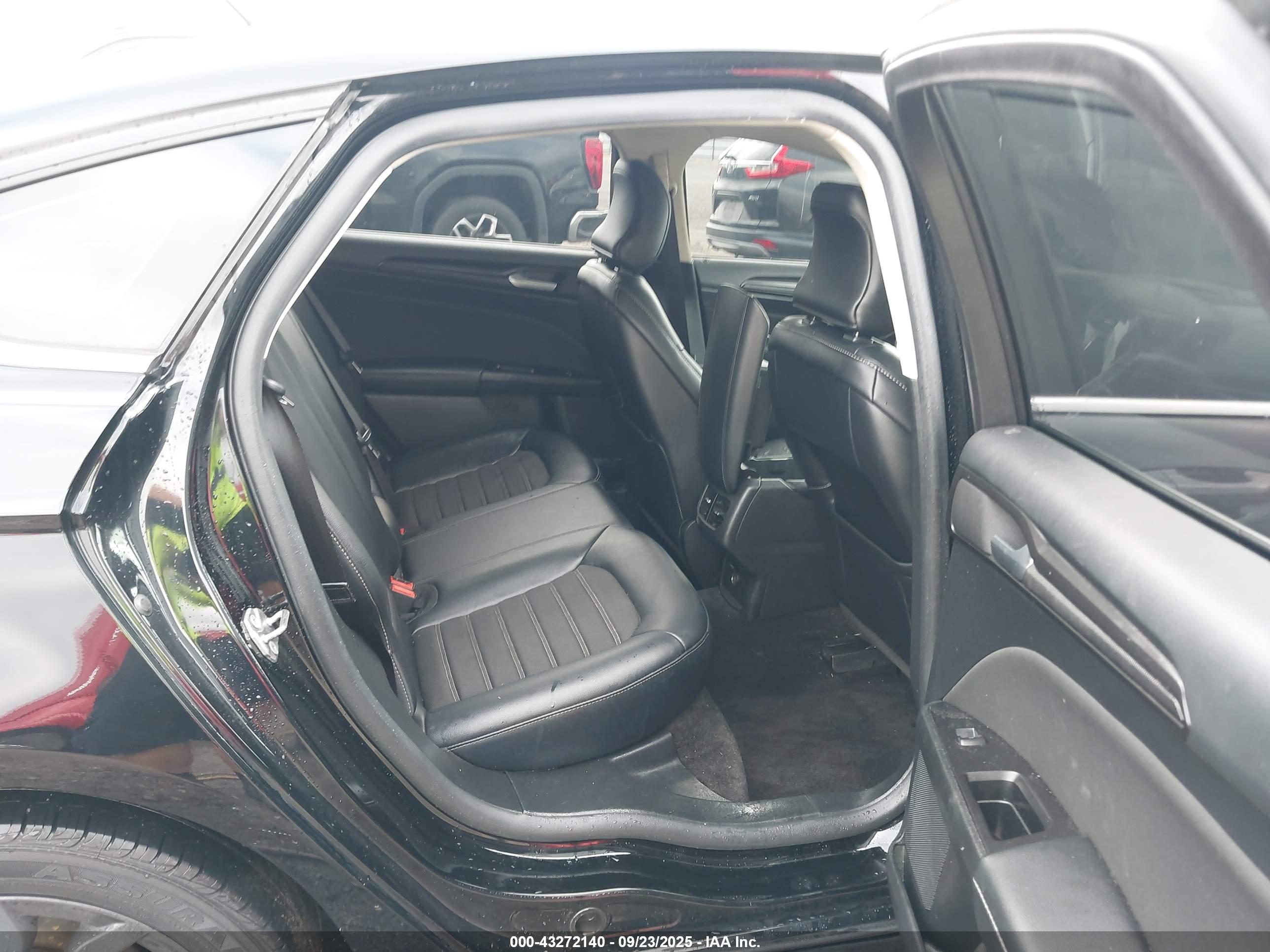 FORD FUSION image 8