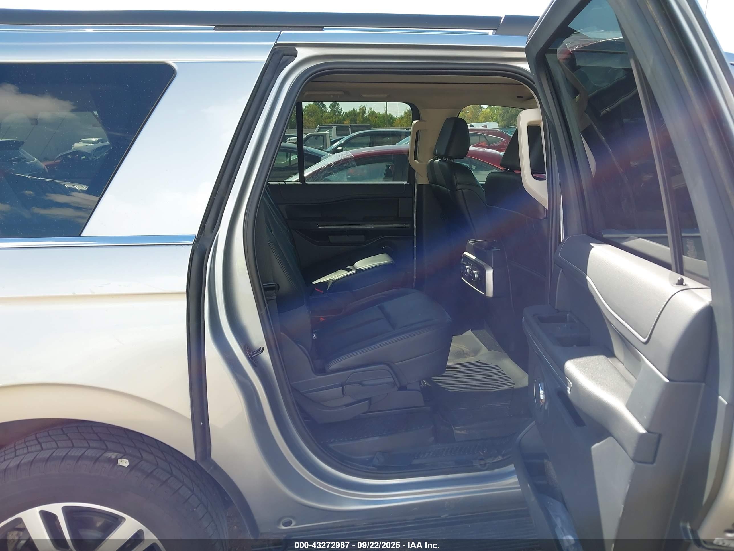 FORD EXPEDITION image 8