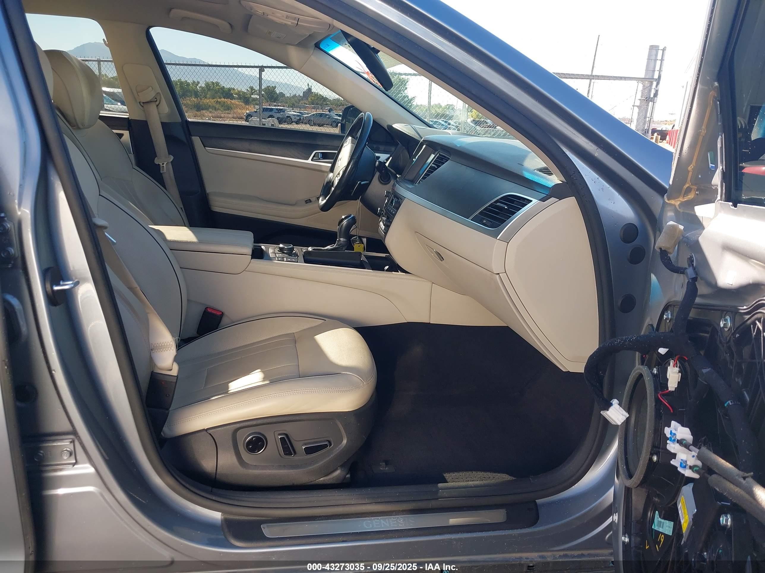 HYUNDAI GENESIS image 5