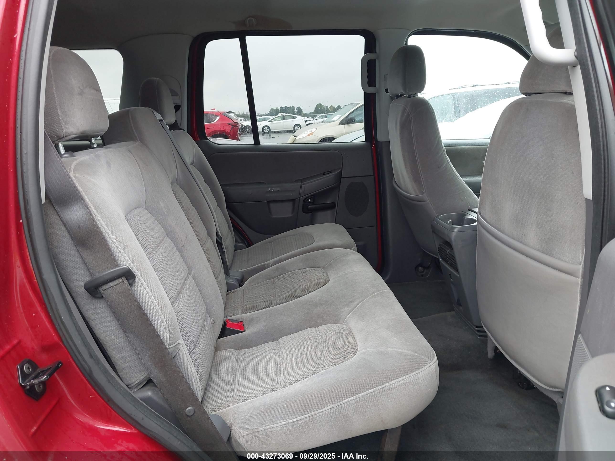 FORD EXPLORER image 8