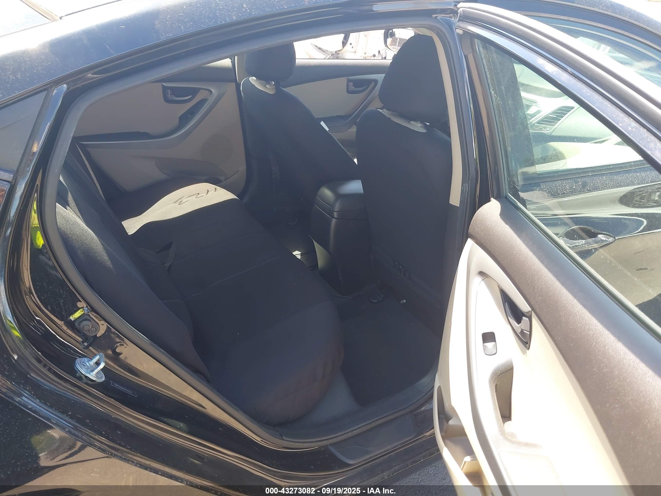 HYUNDAI ELANTRA image 8