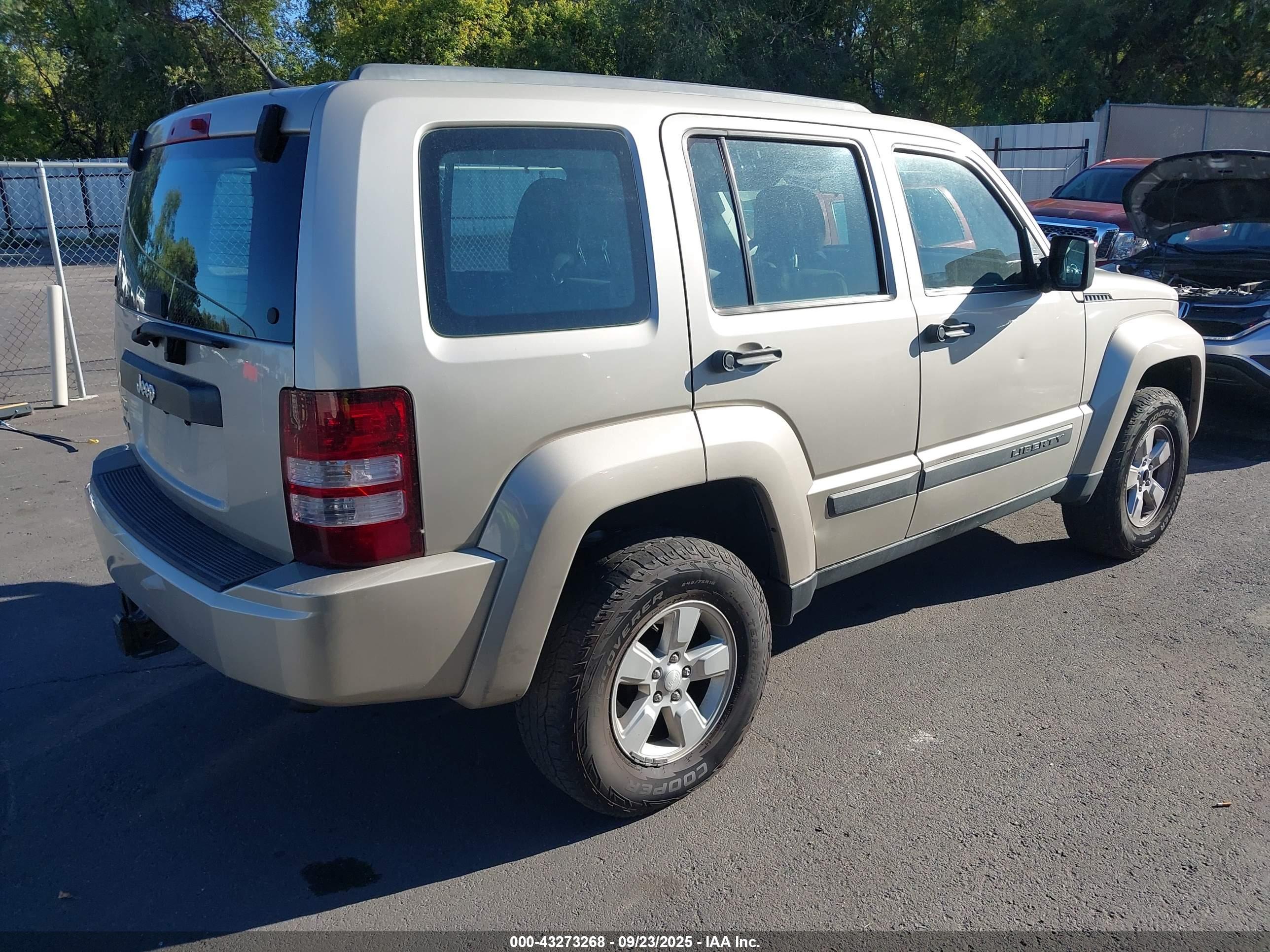 JEEP LIBERTY image 4
