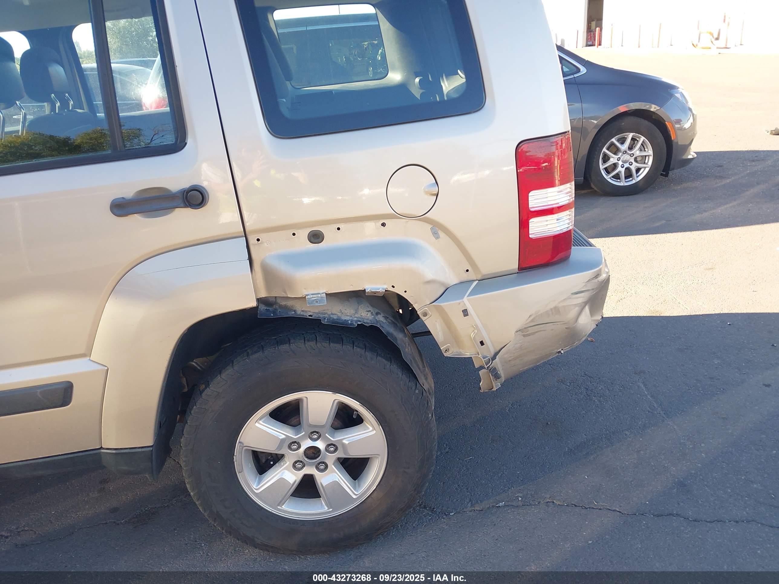 JEEP LIBERTY image 6