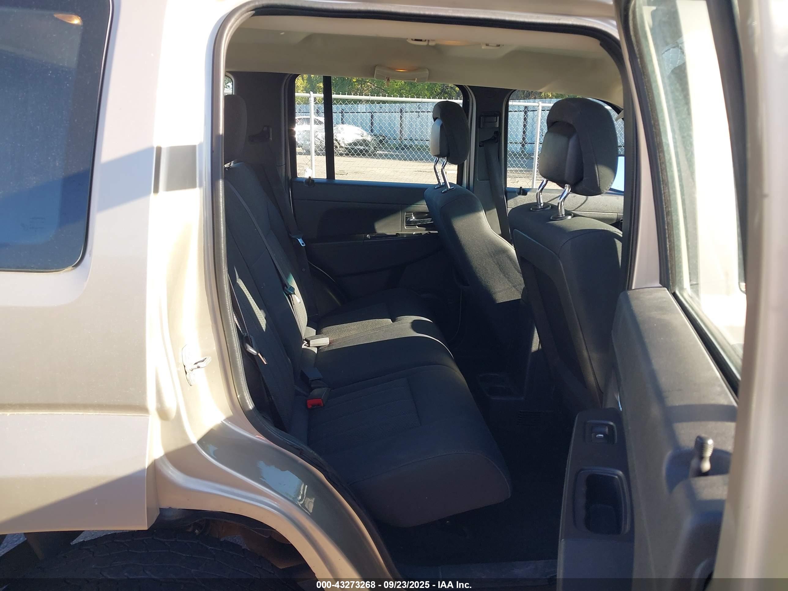 JEEP LIBERTY image 8