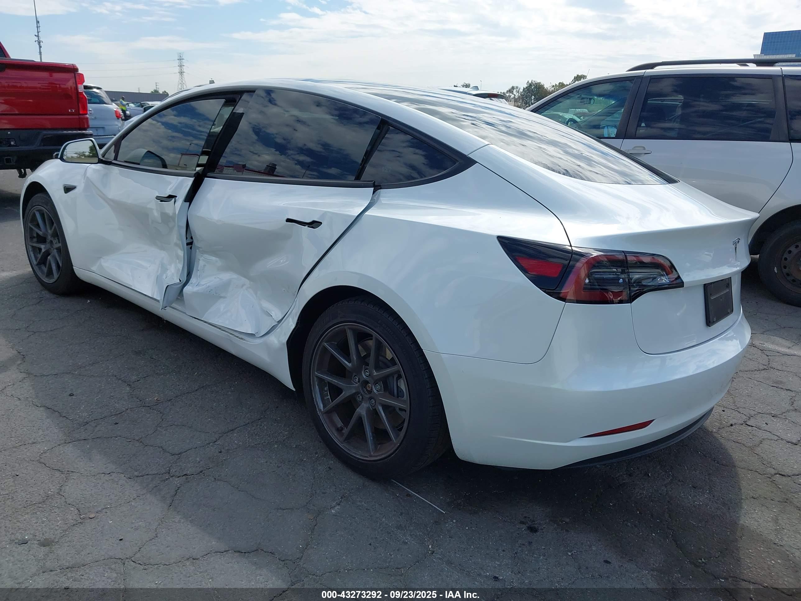 TESLA MODEL image 3