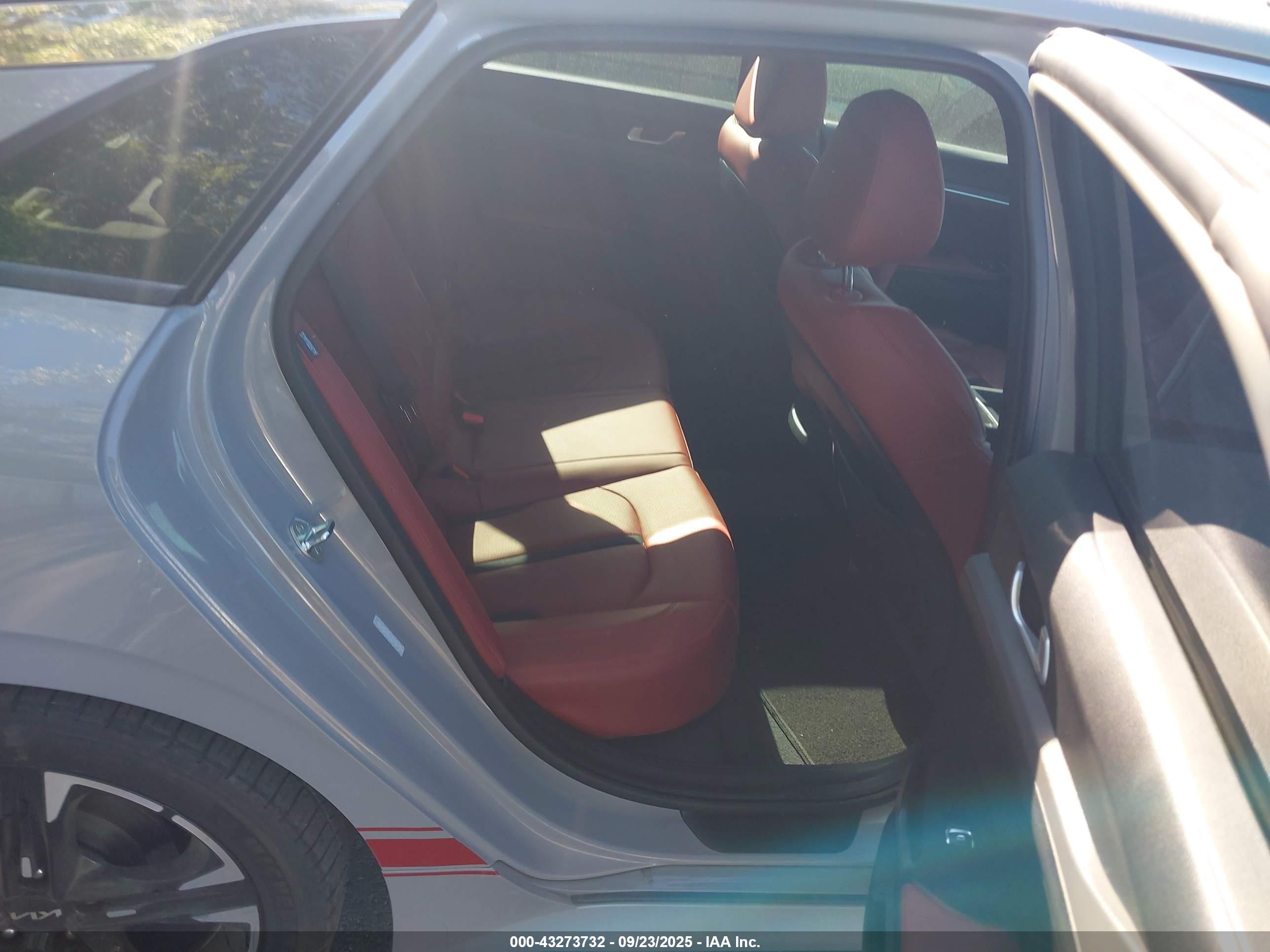 KIA K5 image 8