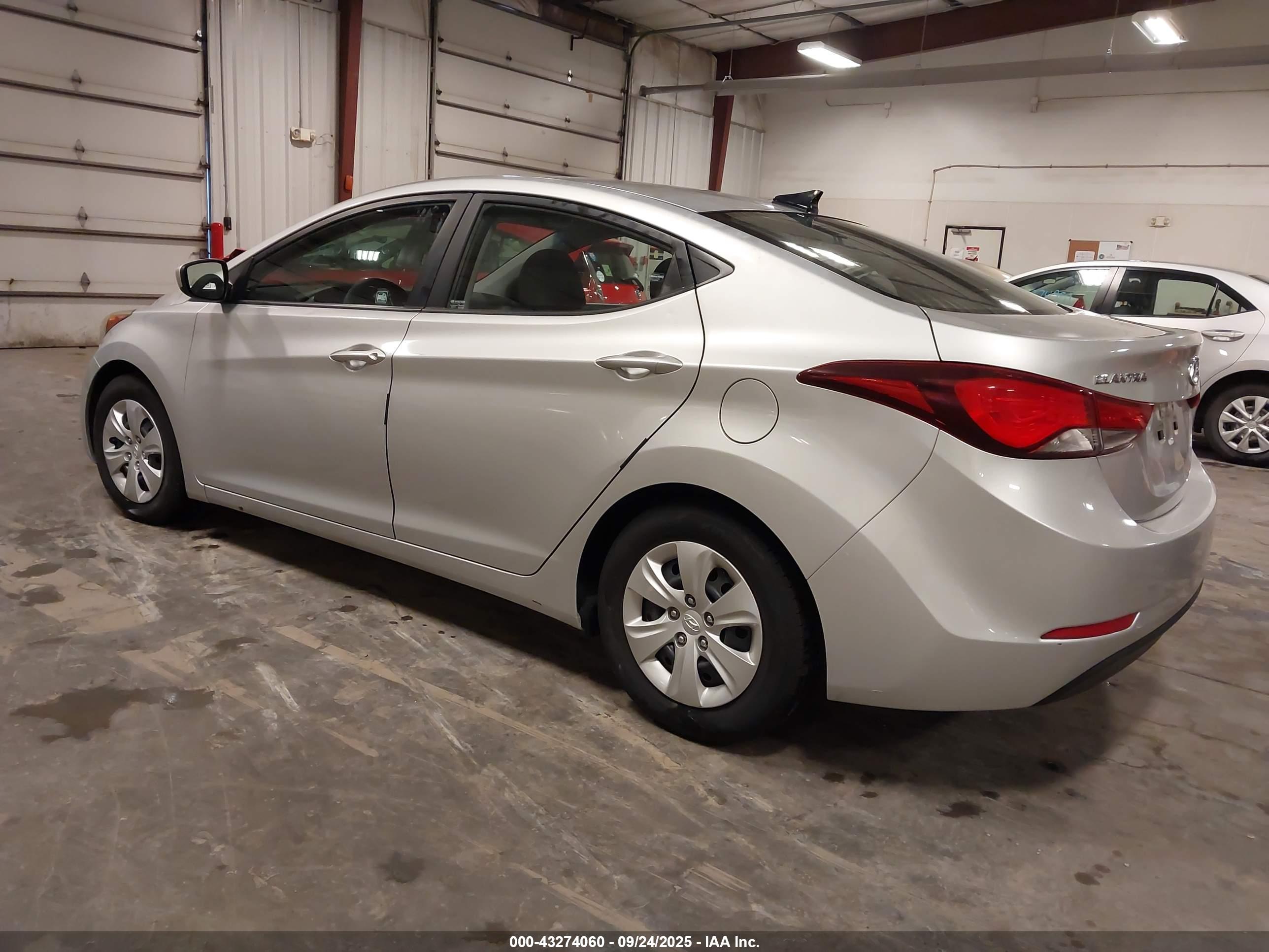 HYUNDAI ELANTRA image 3