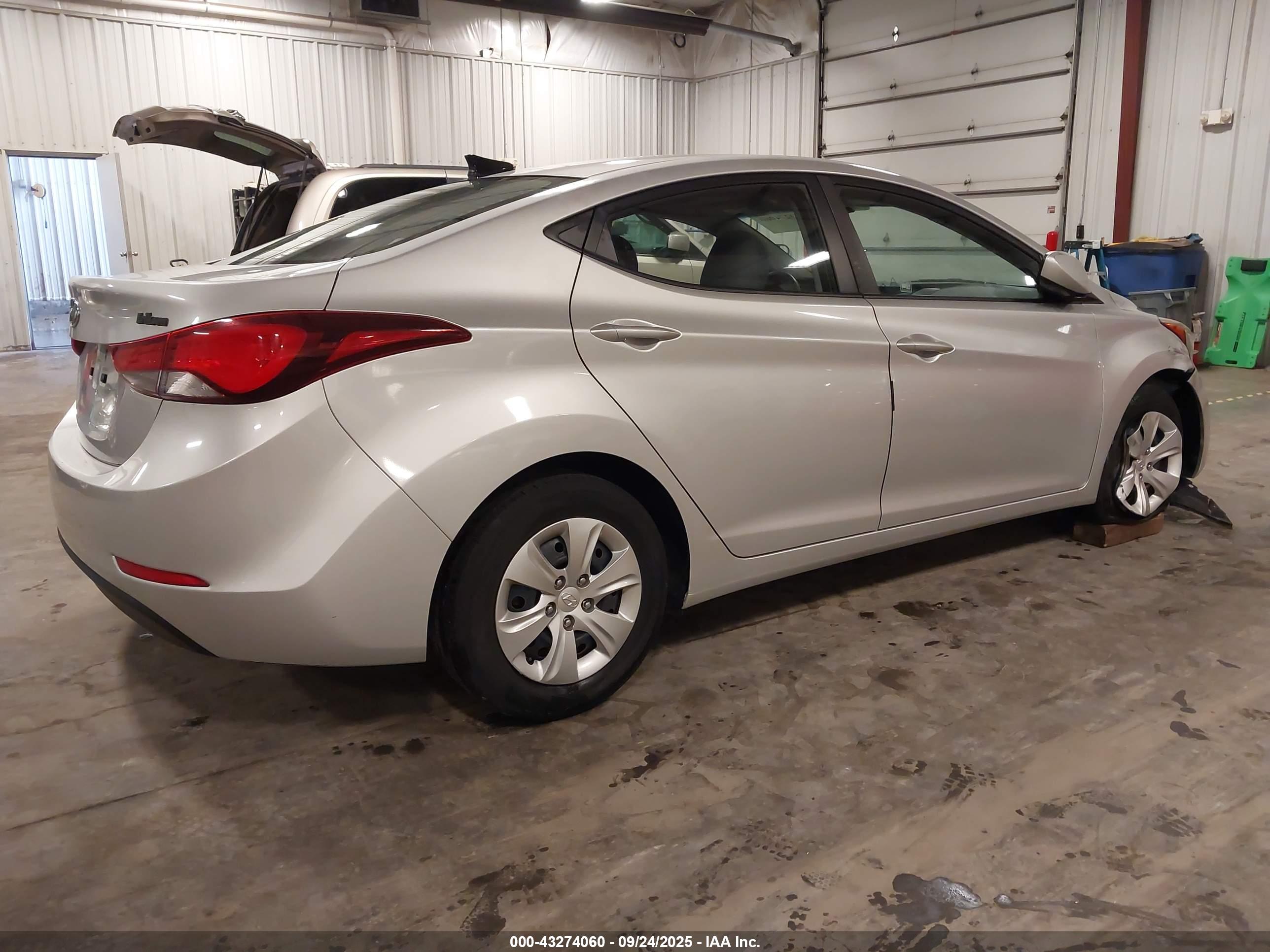 HYUNDAI ELANTRA image 4