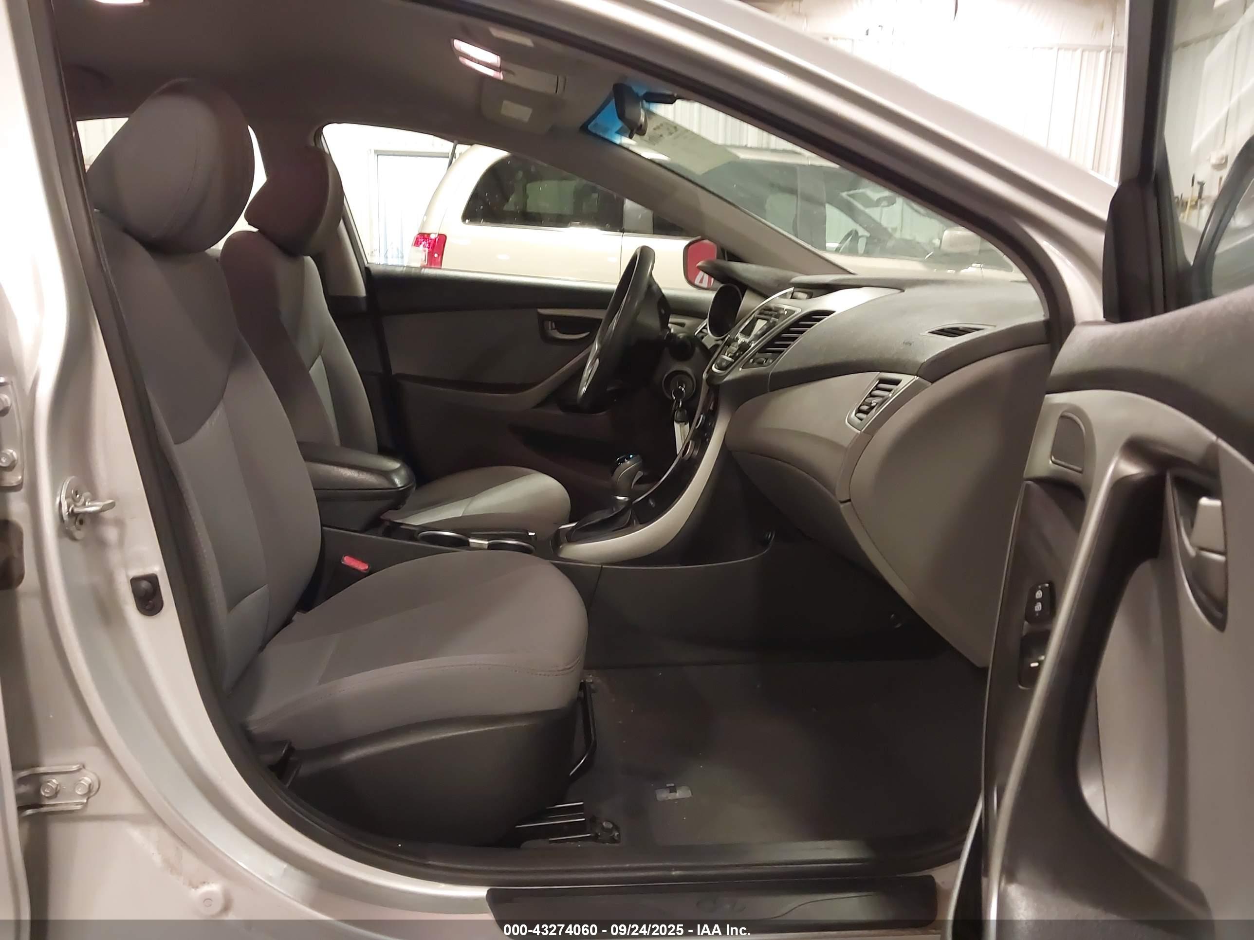 HYUNDAI ELANTRA image 5