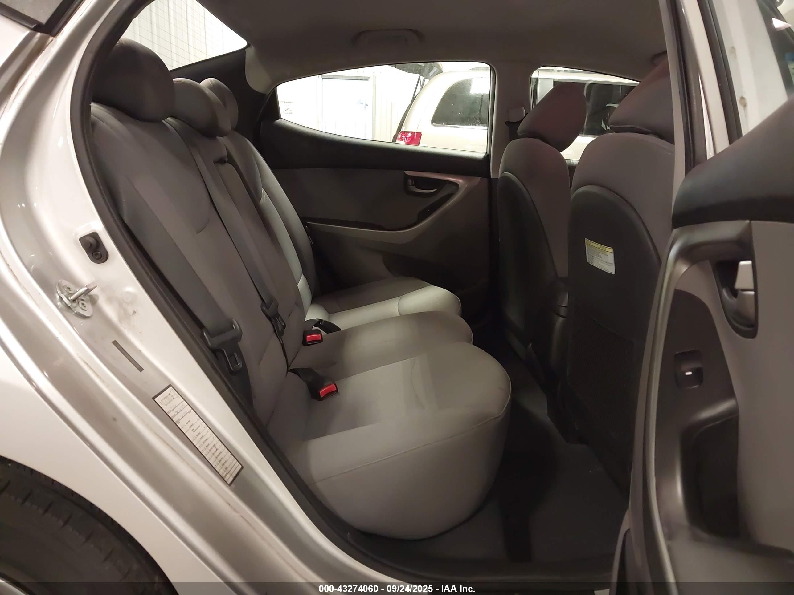 HYUNDAI ELANTRA image 8