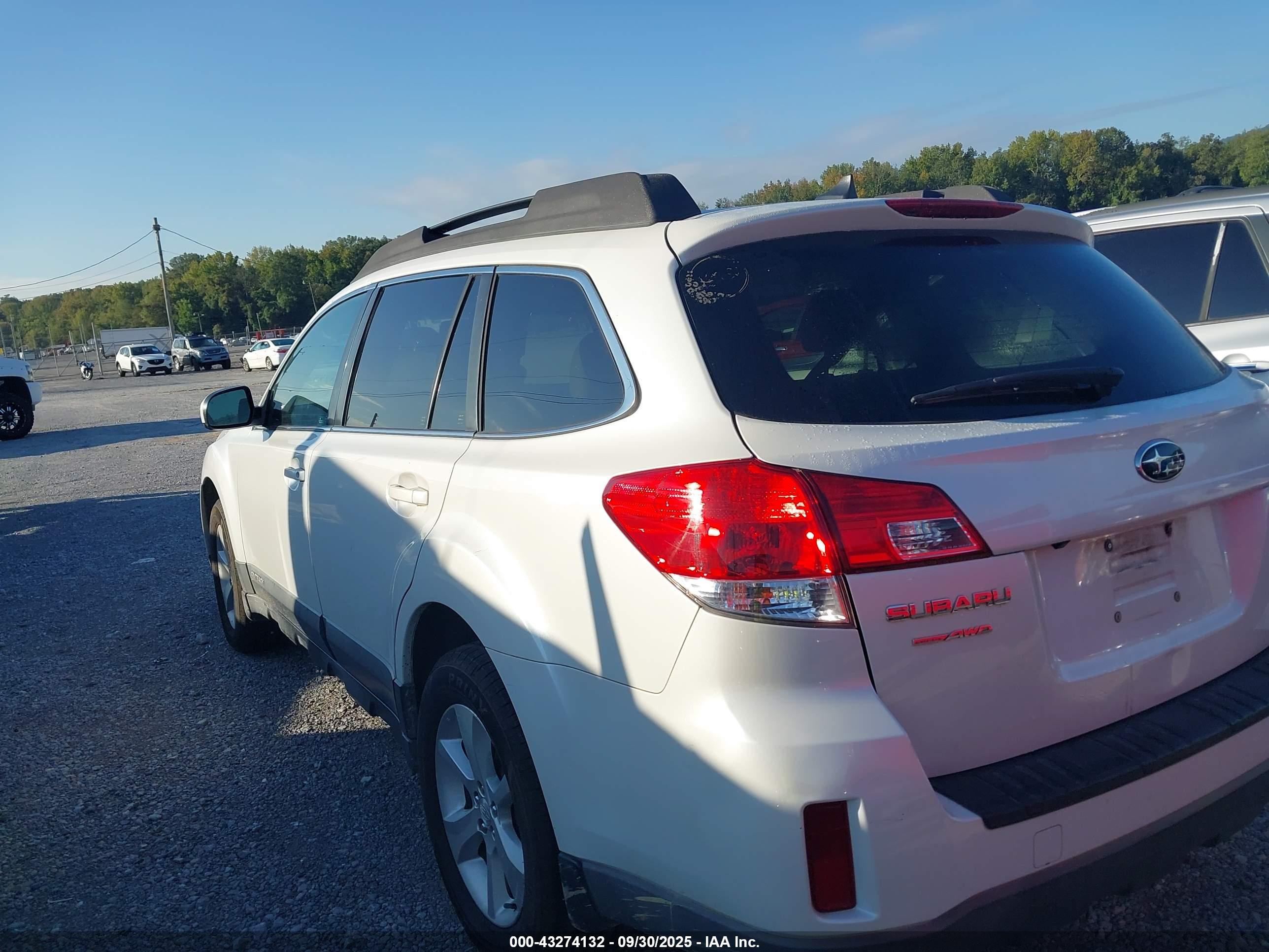 SUBARU OUTBACK image 3