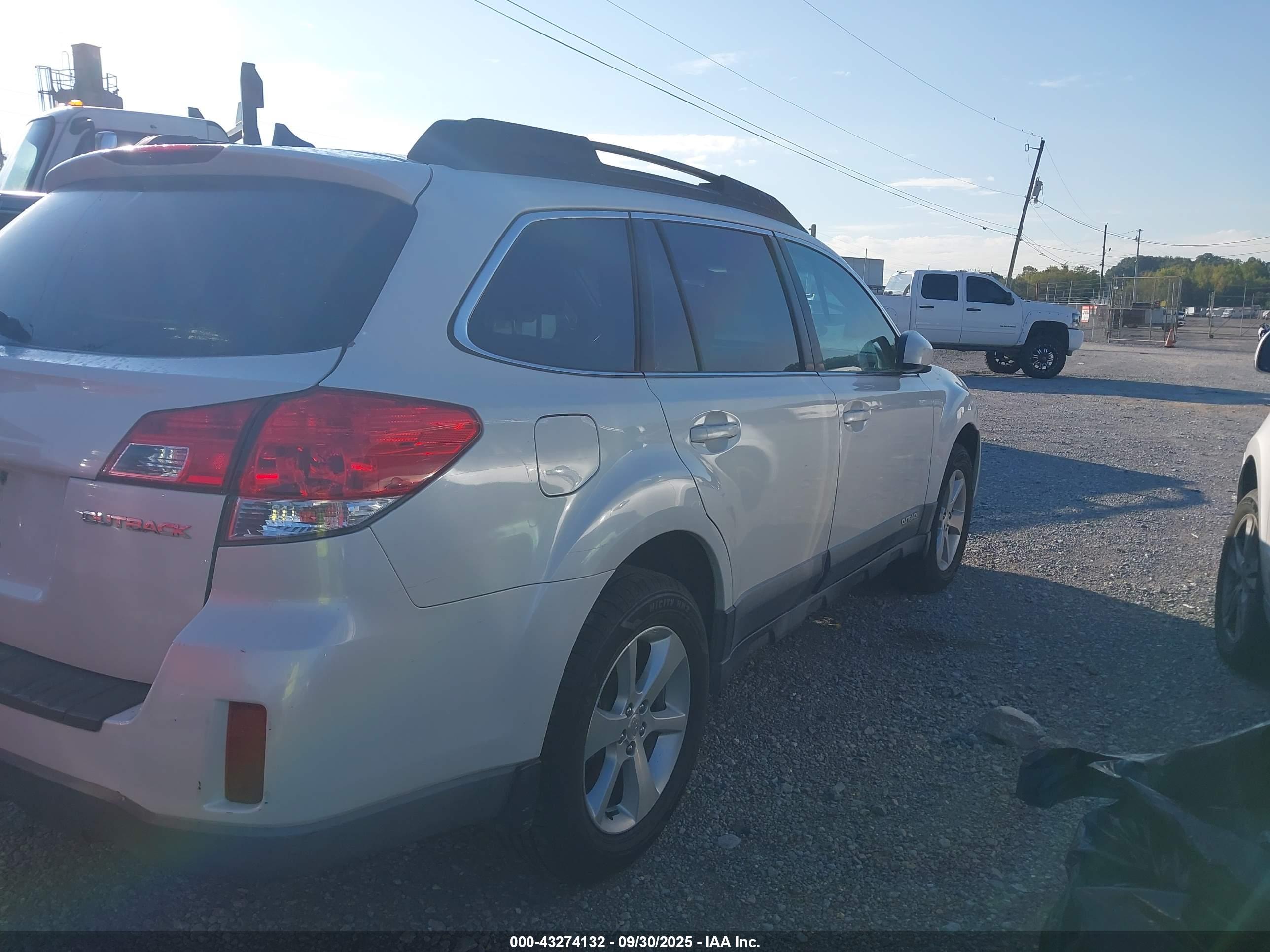 SUBARU OUTBACK image 4