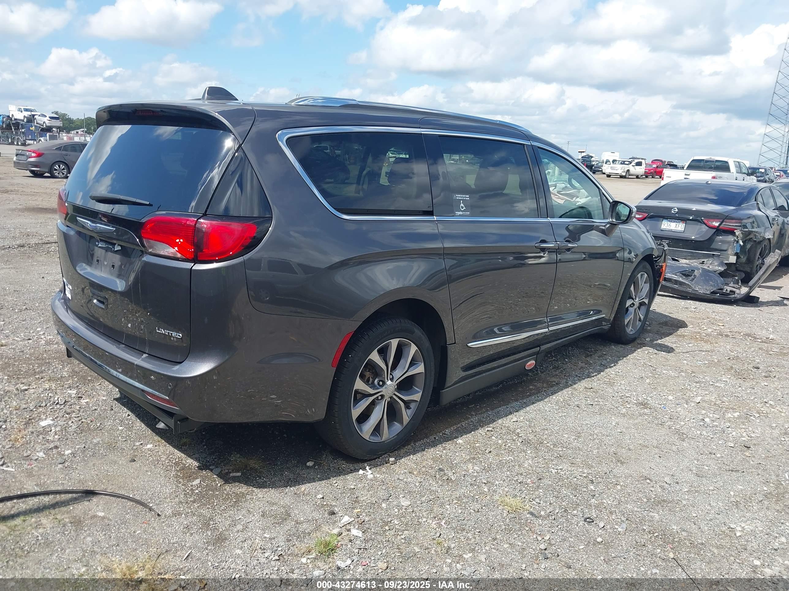 CHRYSLER PACIFICA image 4