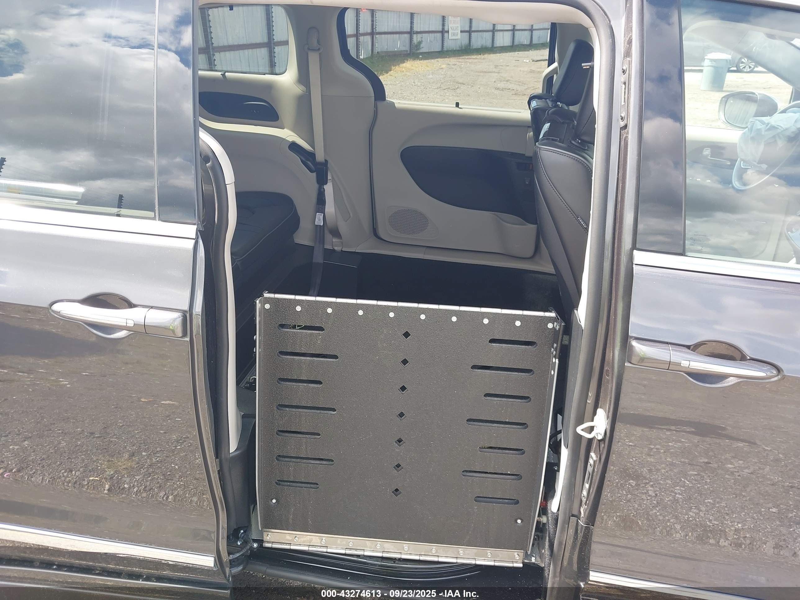 CHRYSLER PACIFICA image 8
