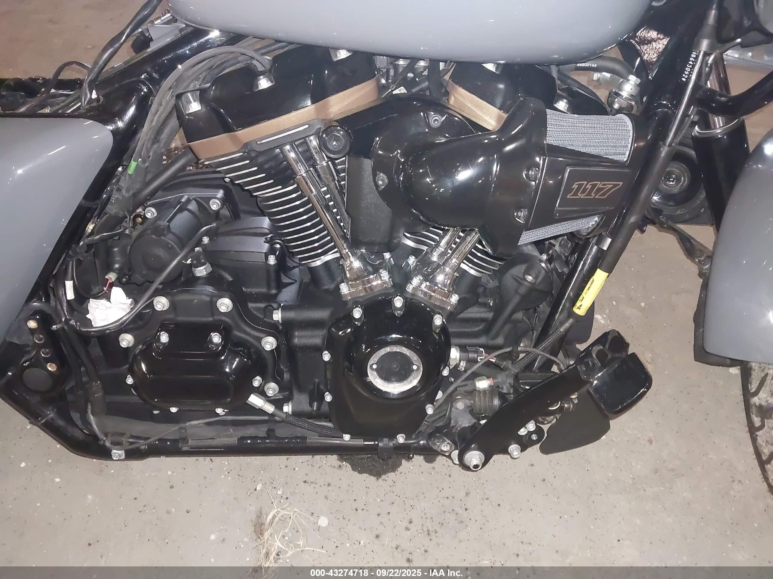 HARLEY-DAVIDSON FLTRXST image 8