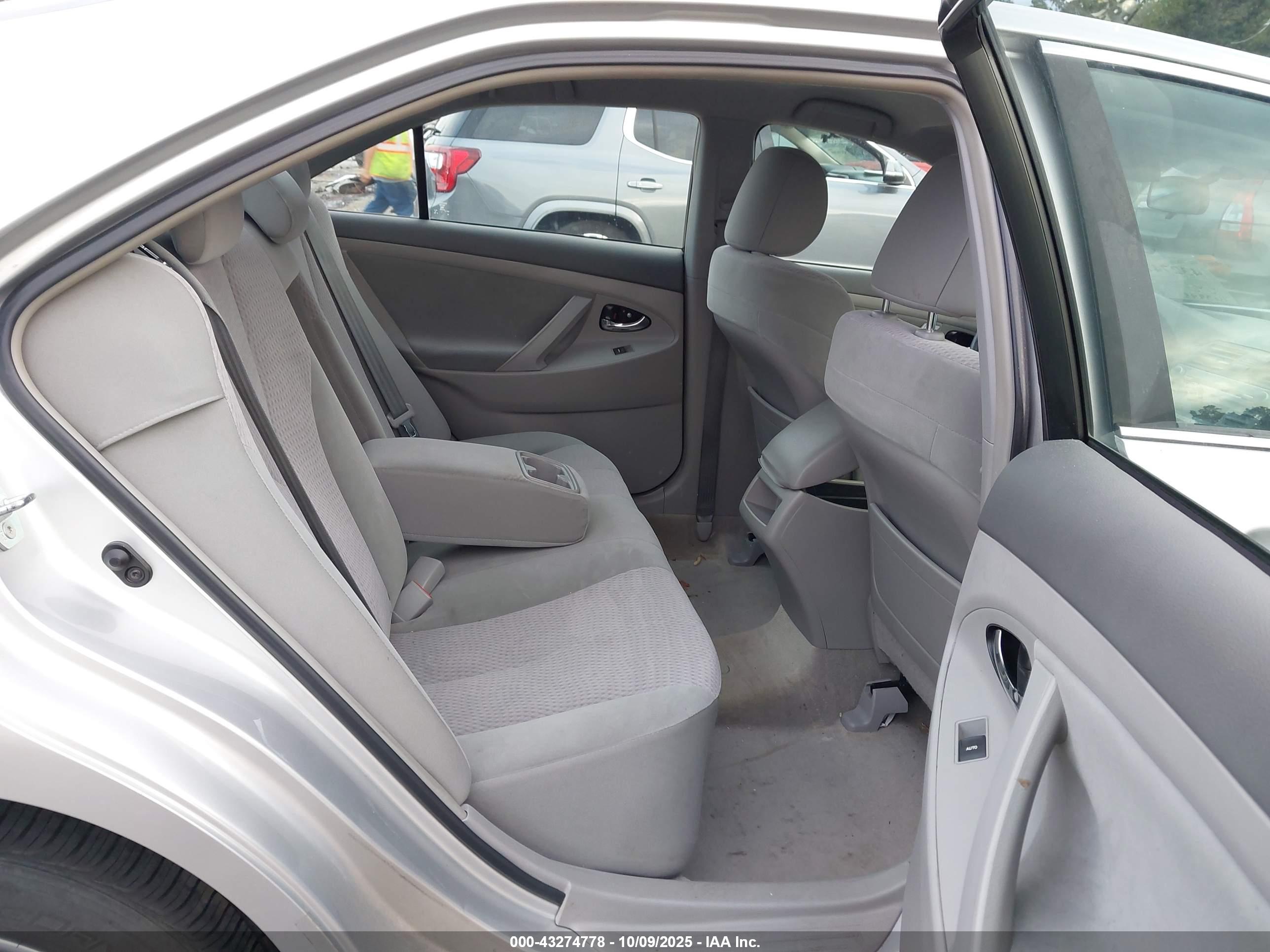 TOYOTA CAMRY image 8