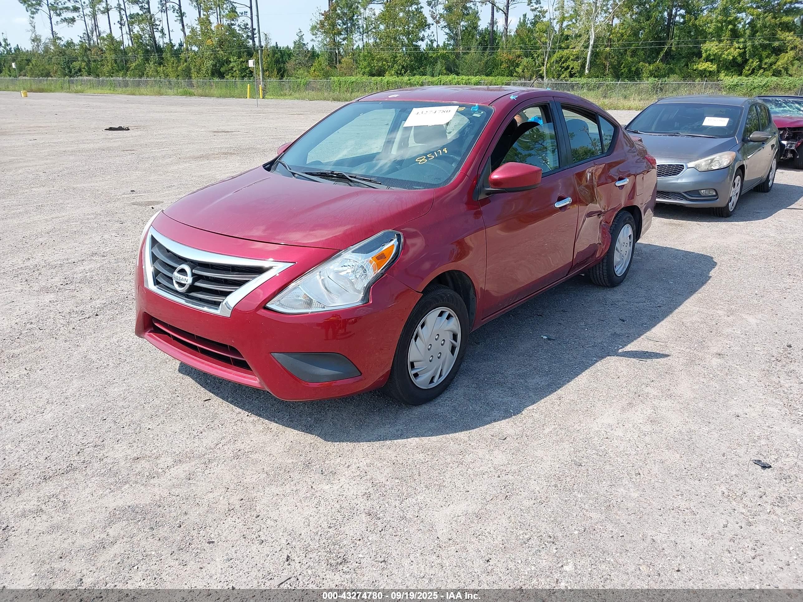 NISSAN VERSA image 2