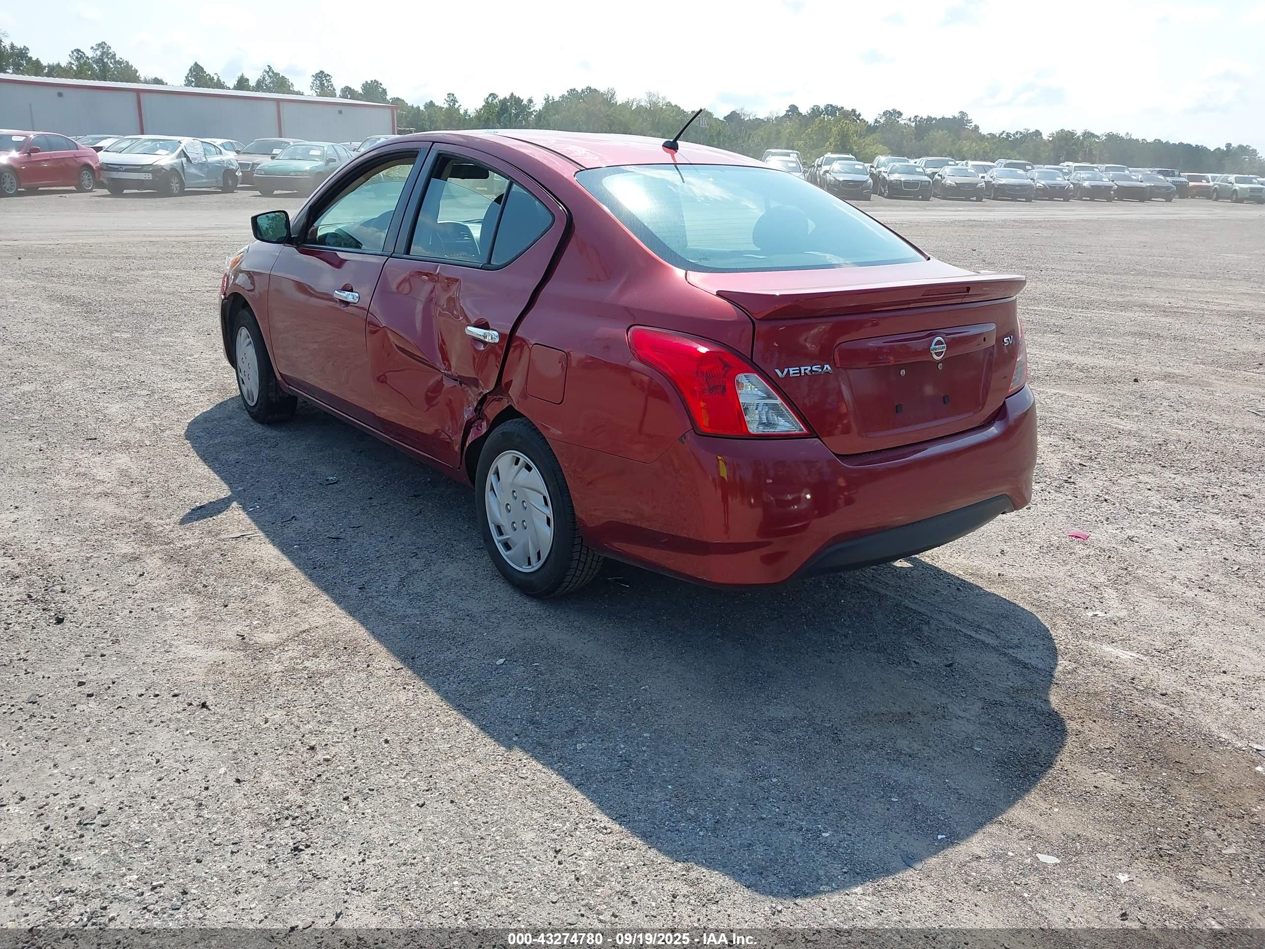 NISSAN VERSA image 3