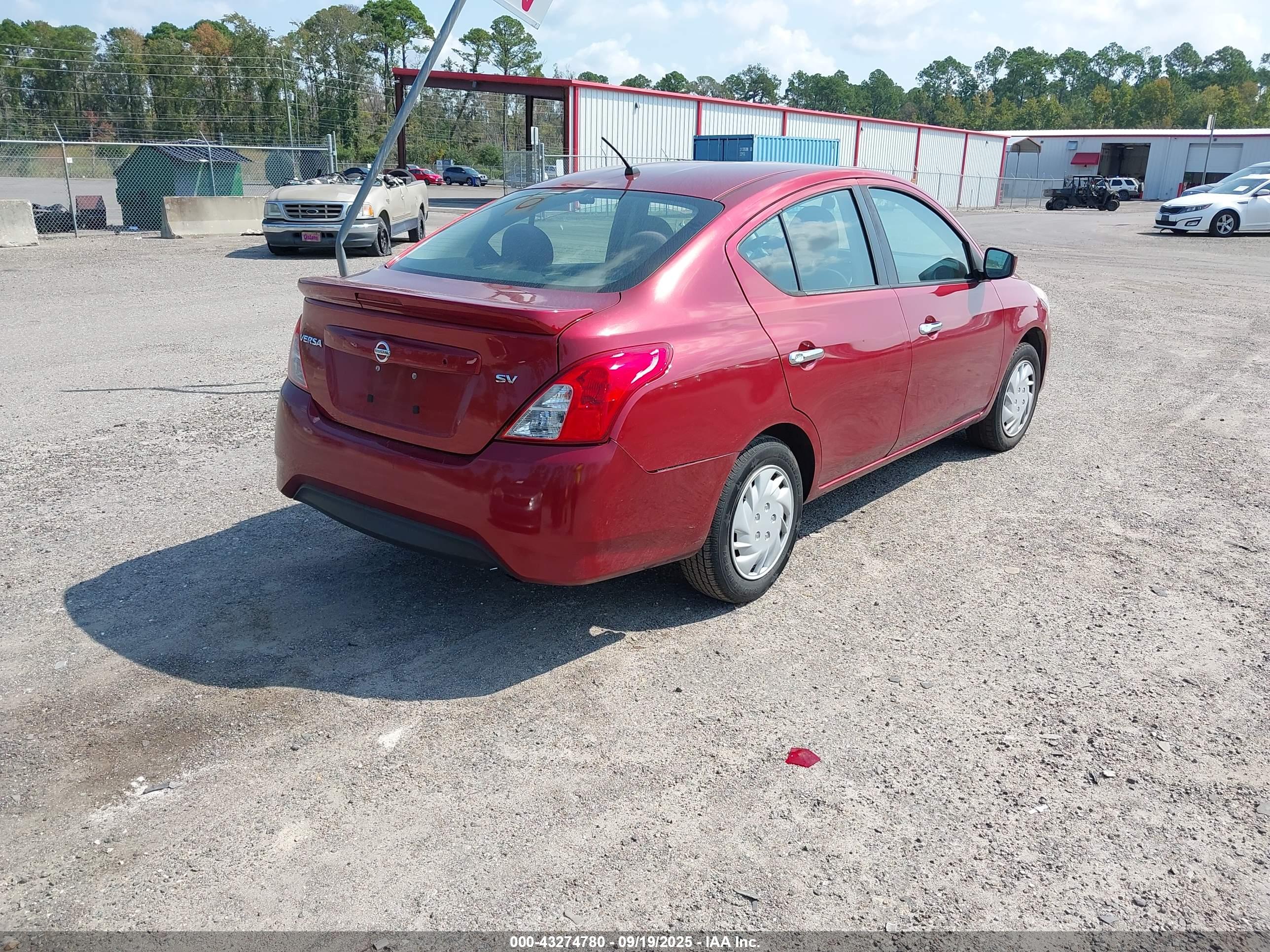 NISSAN VERSA image 4