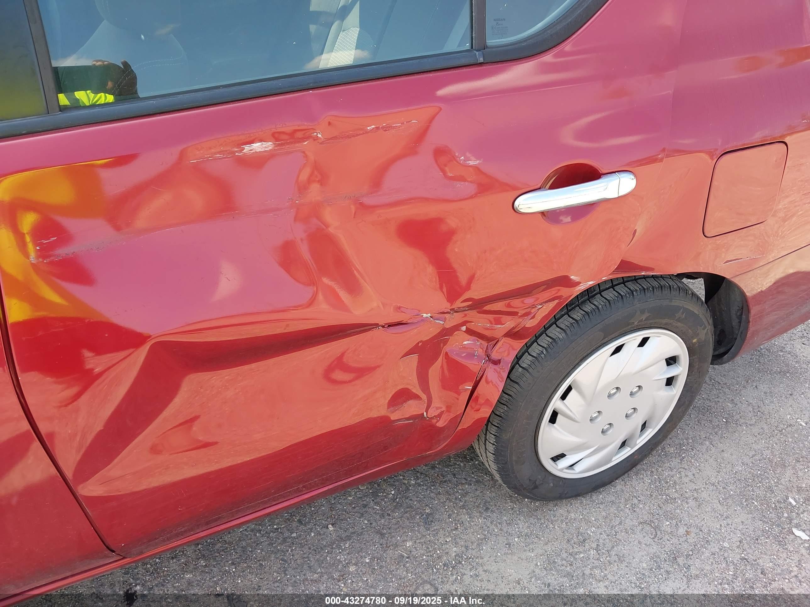 NISSAN VERSA image 6